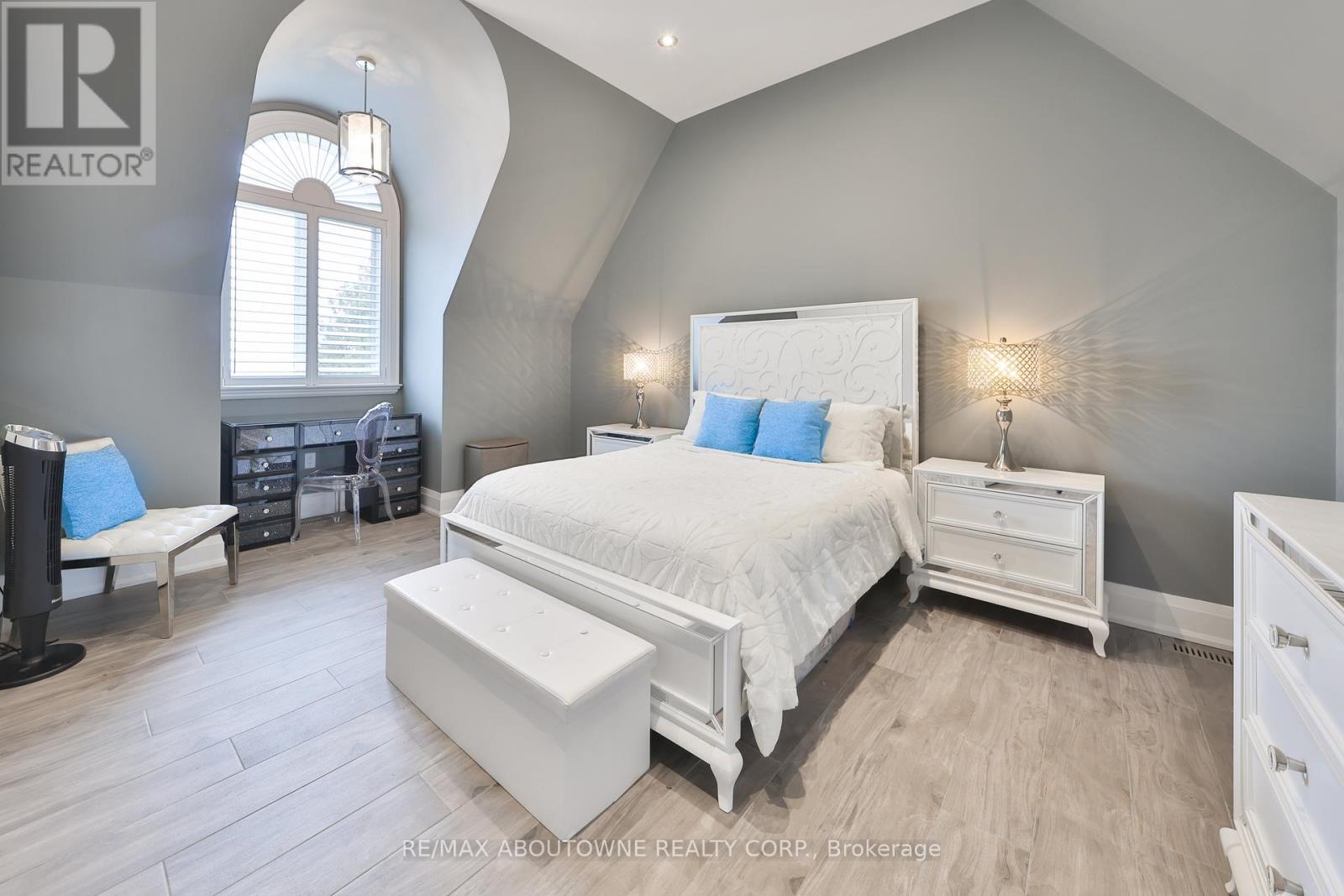 












3188 LAKESHORE ROAD

,
Burlington (Roseland),




Ontario
L7N1A4

