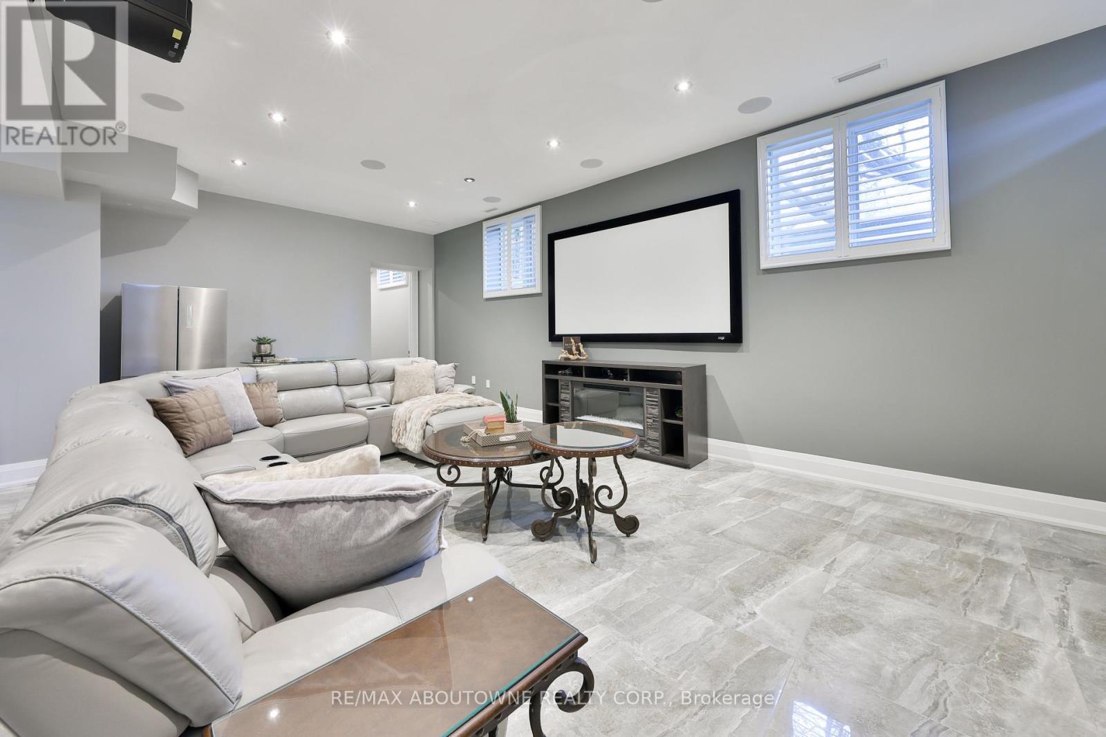 












3188 LAKESHORE ROAD

,
Burlington (Roseland),




Ontario
L7N1A4

