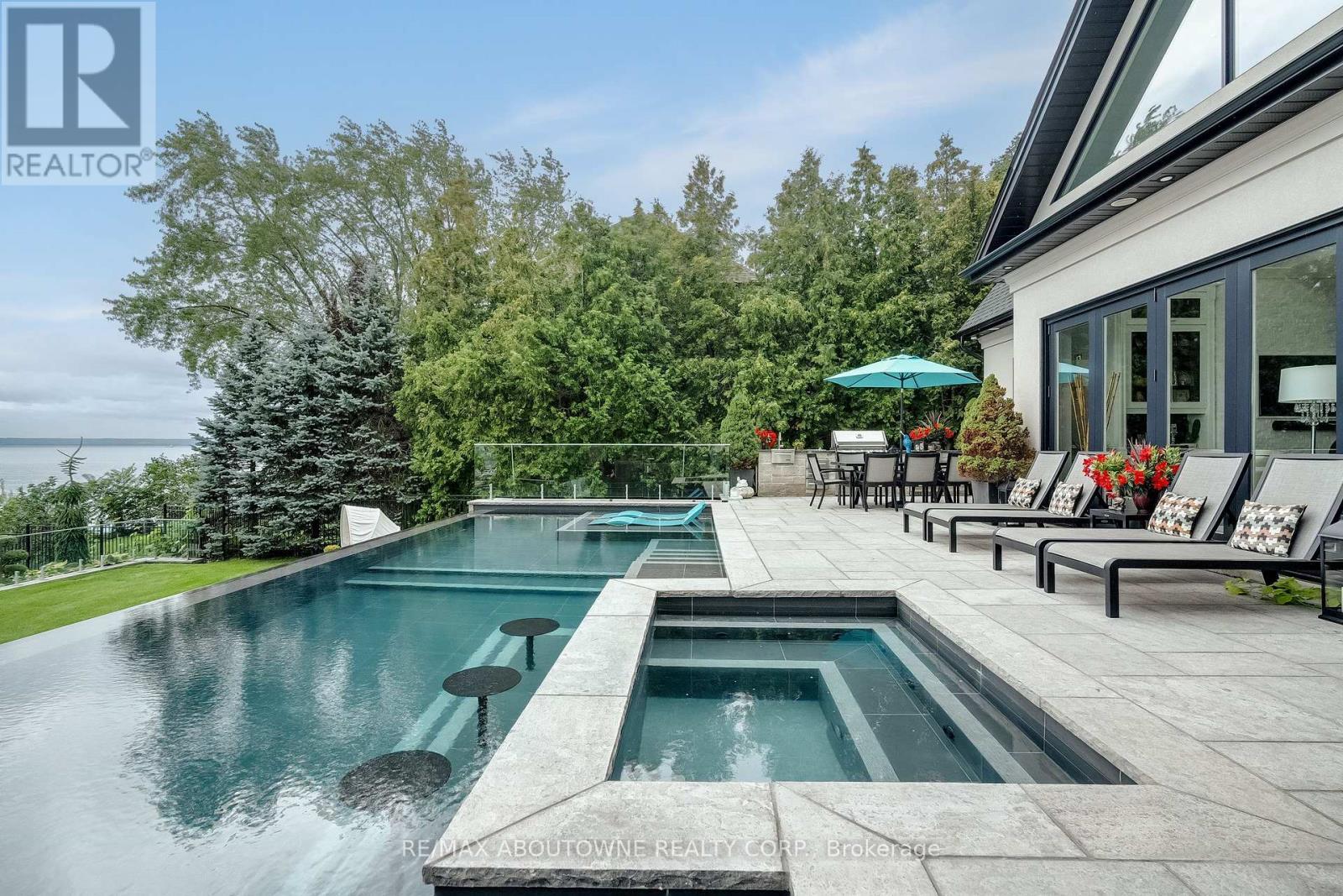 












3188 LAKESHORE ROAD

,
Burlington (Roseland),




Ontario
L7N1A4

