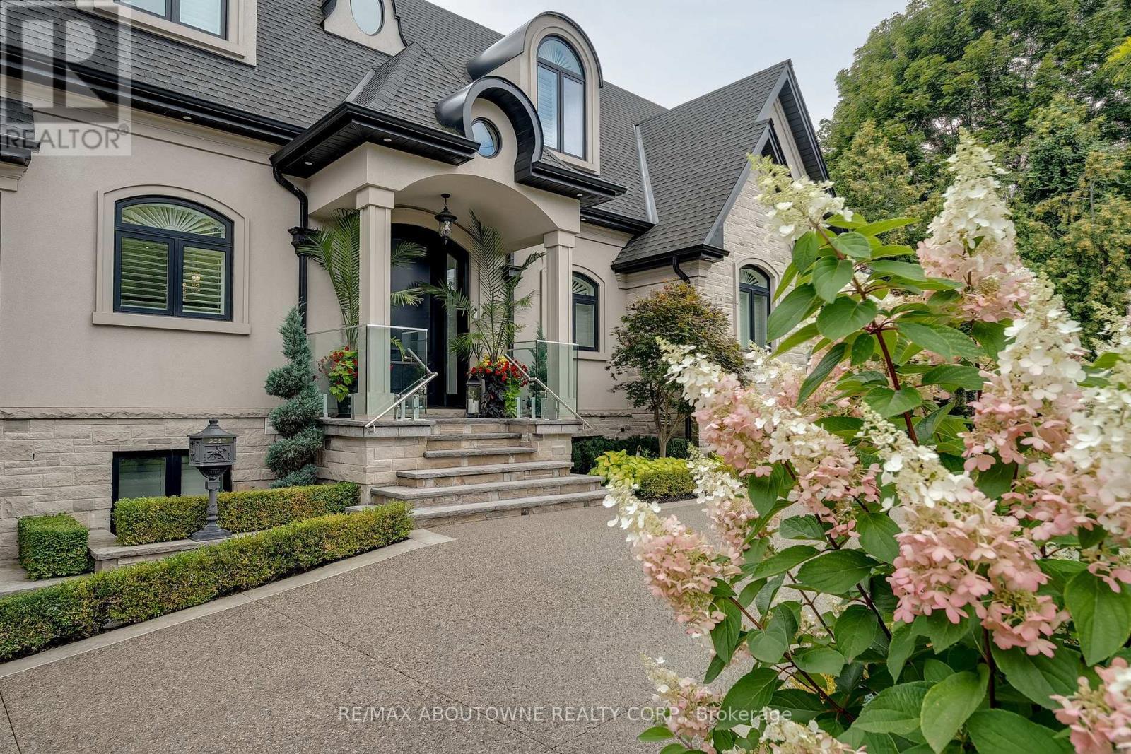 












3188 LAKESHORE ROAD

,
Burlington (Roseland),




Ontario
L7N1A4

