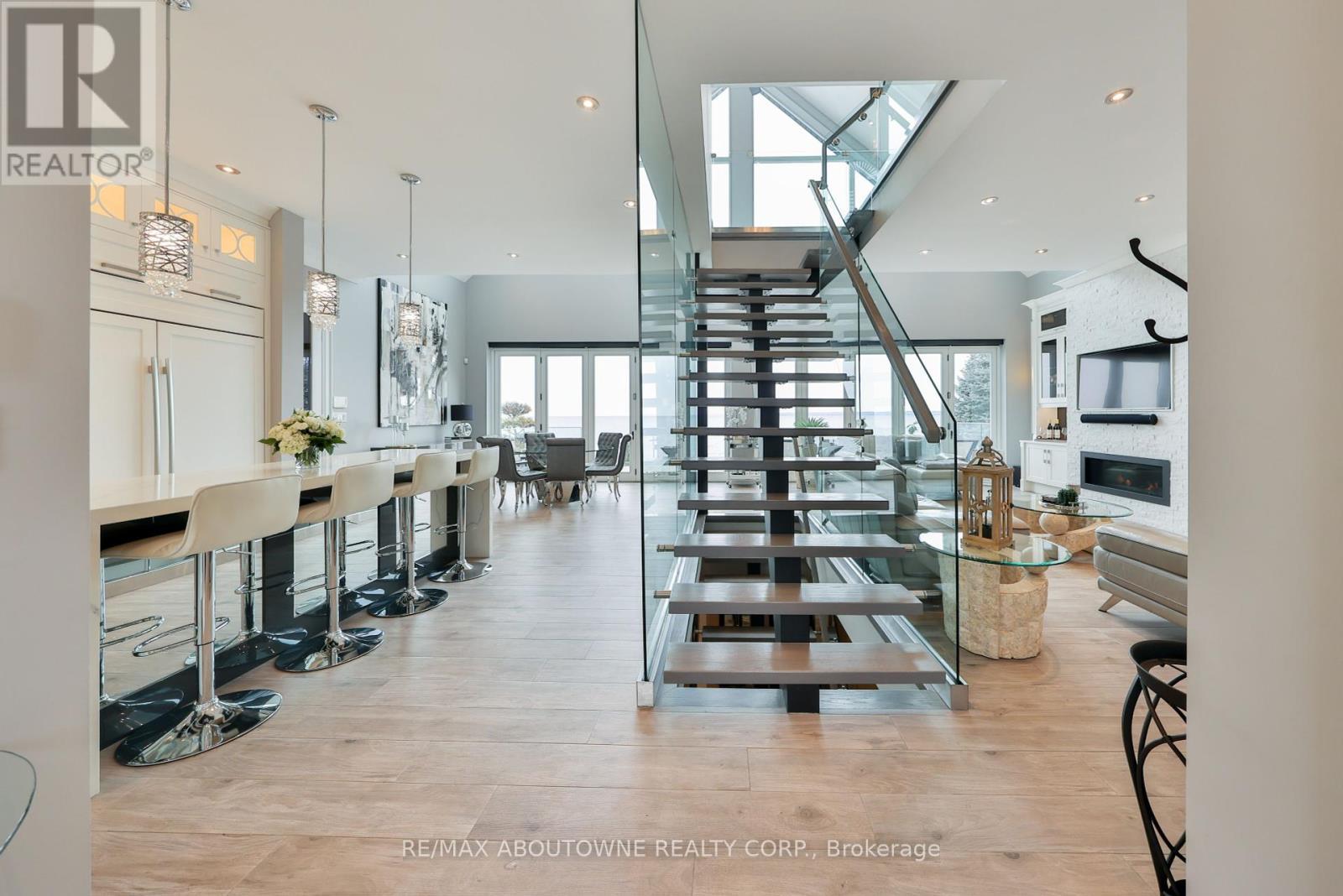 












3188 LAKESHORE ROAD

,
Burlington (Roseland),




Ontario
L7N1A4

