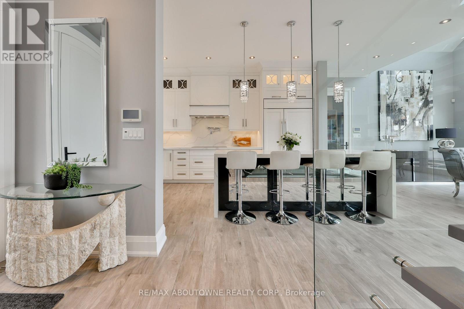 












3188 LAKESHORE ROAD

,
Burlington (Roseland),




Ontario
L7N1A4

