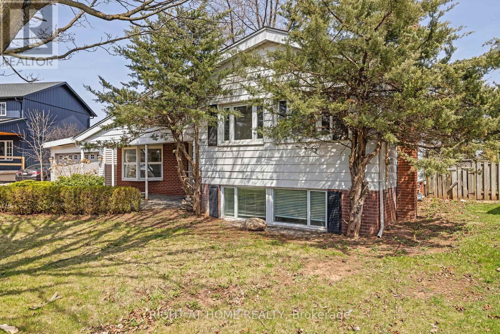 












600 WEYNWAY COURT

,
Oakville (WO West),




Ontario
L6L4G7

