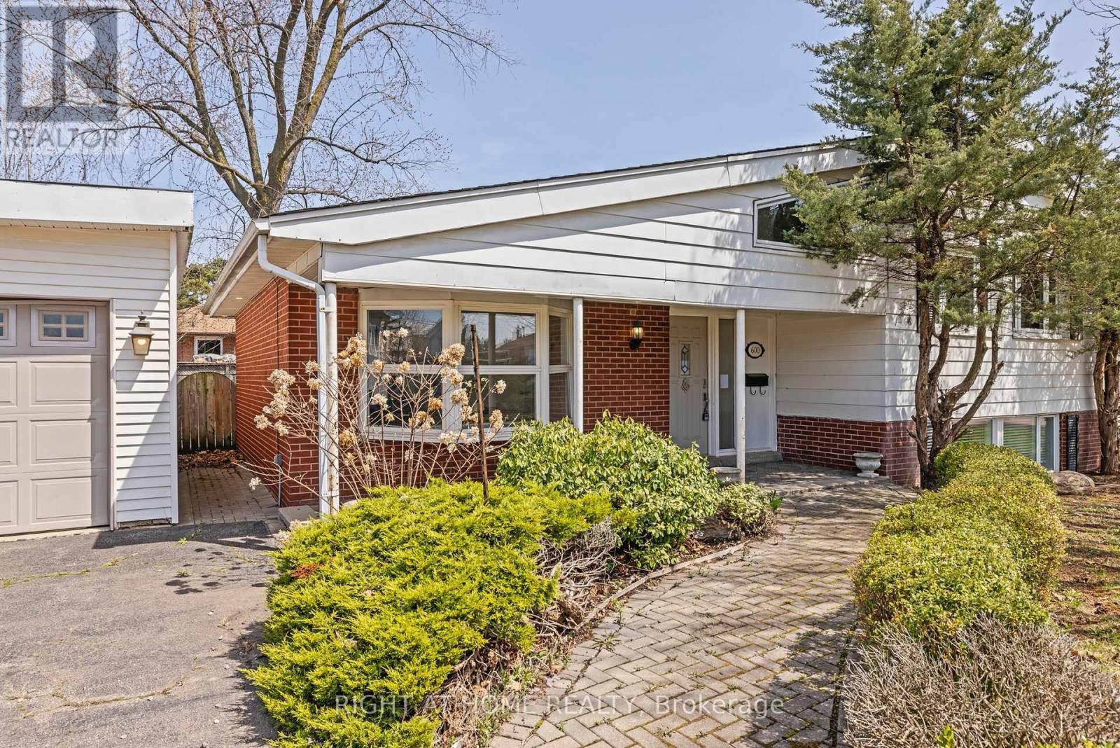 












600 WEYNWAY COURT

,
Oakville (WO West),




Ontario
L6L4G7

