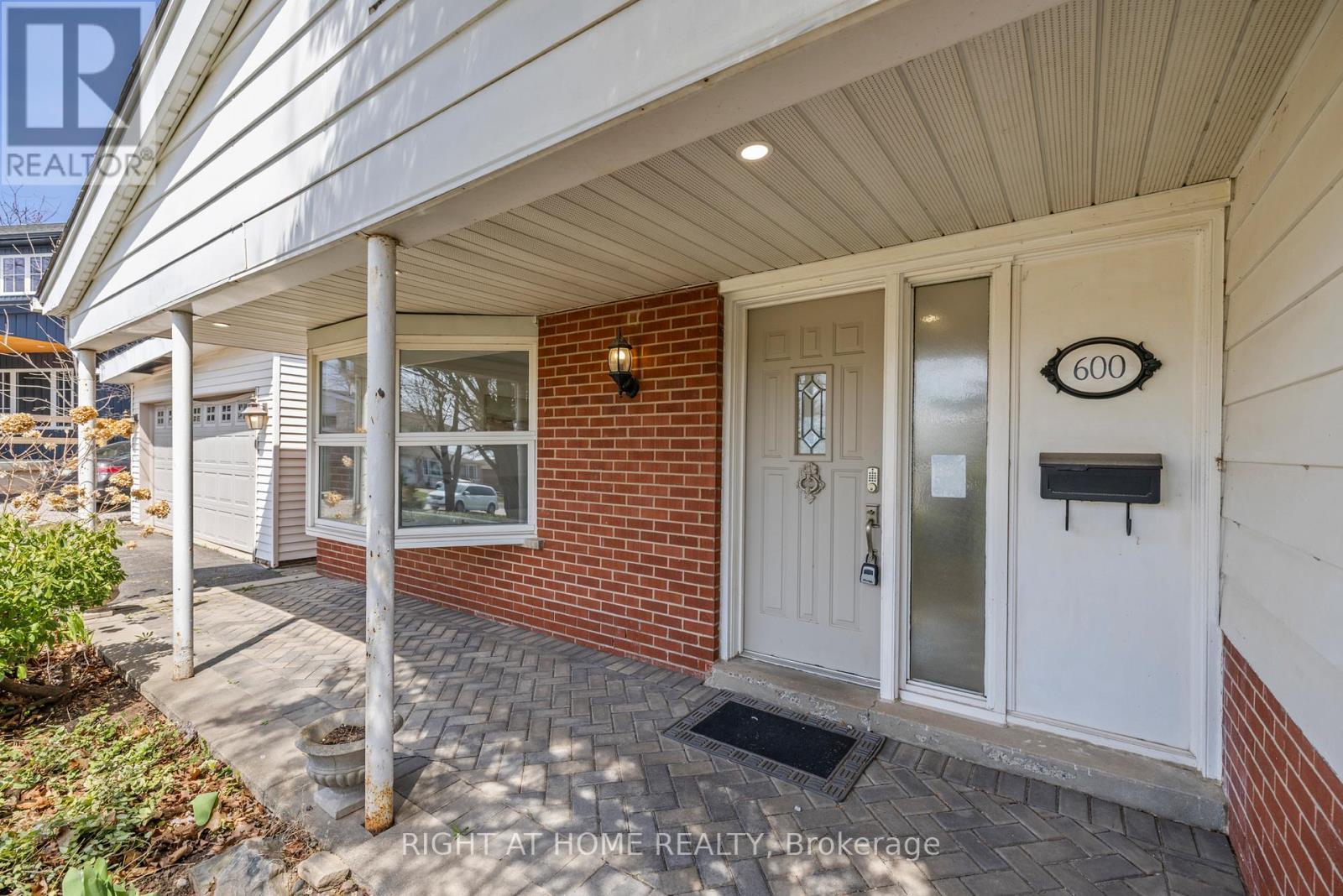 












600 WEYNWAY COURT

,
Oakville (WO West),




Ontario
L6L4G7

