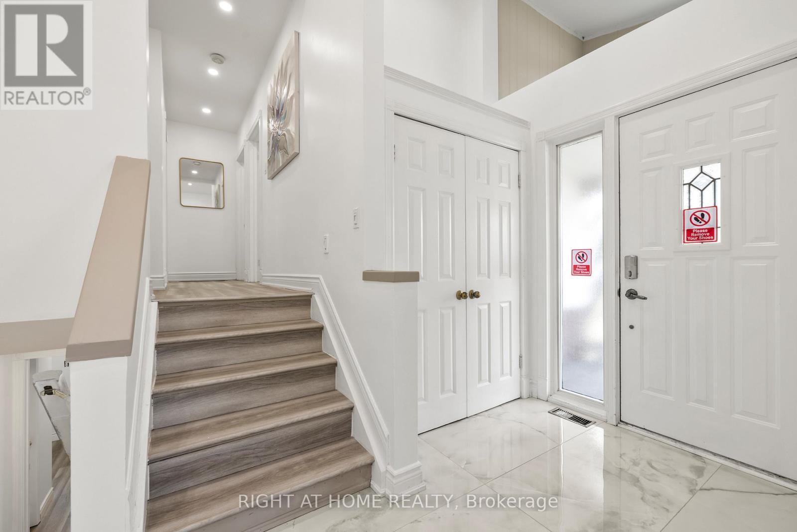 












600 WEYNWAY COURT

,
Oakville (WO West),




Ontario
L6L4G7

