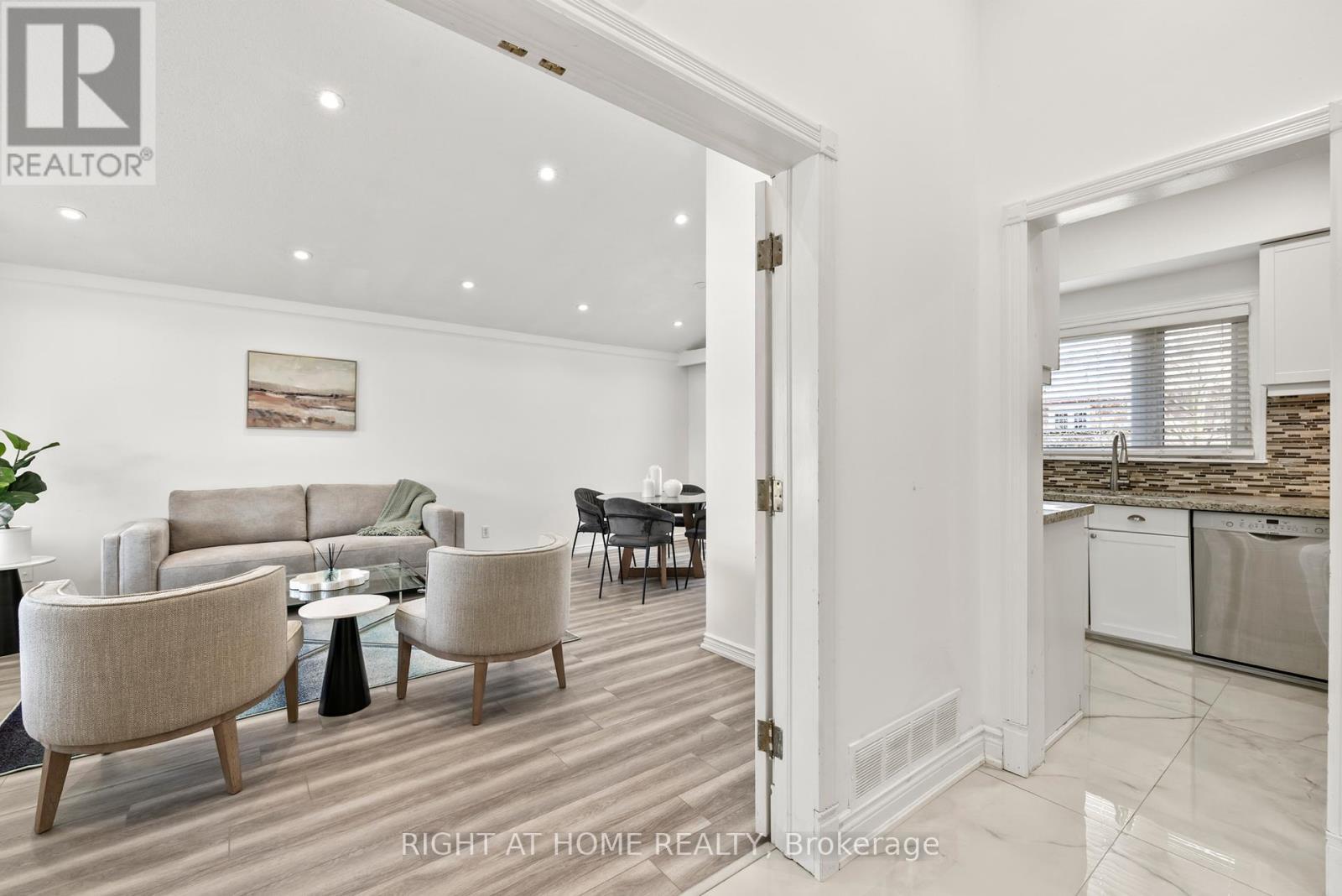 












600 WEYNWAY COURT

,
Oakville (WO West),




Ontario
L6L4G7

