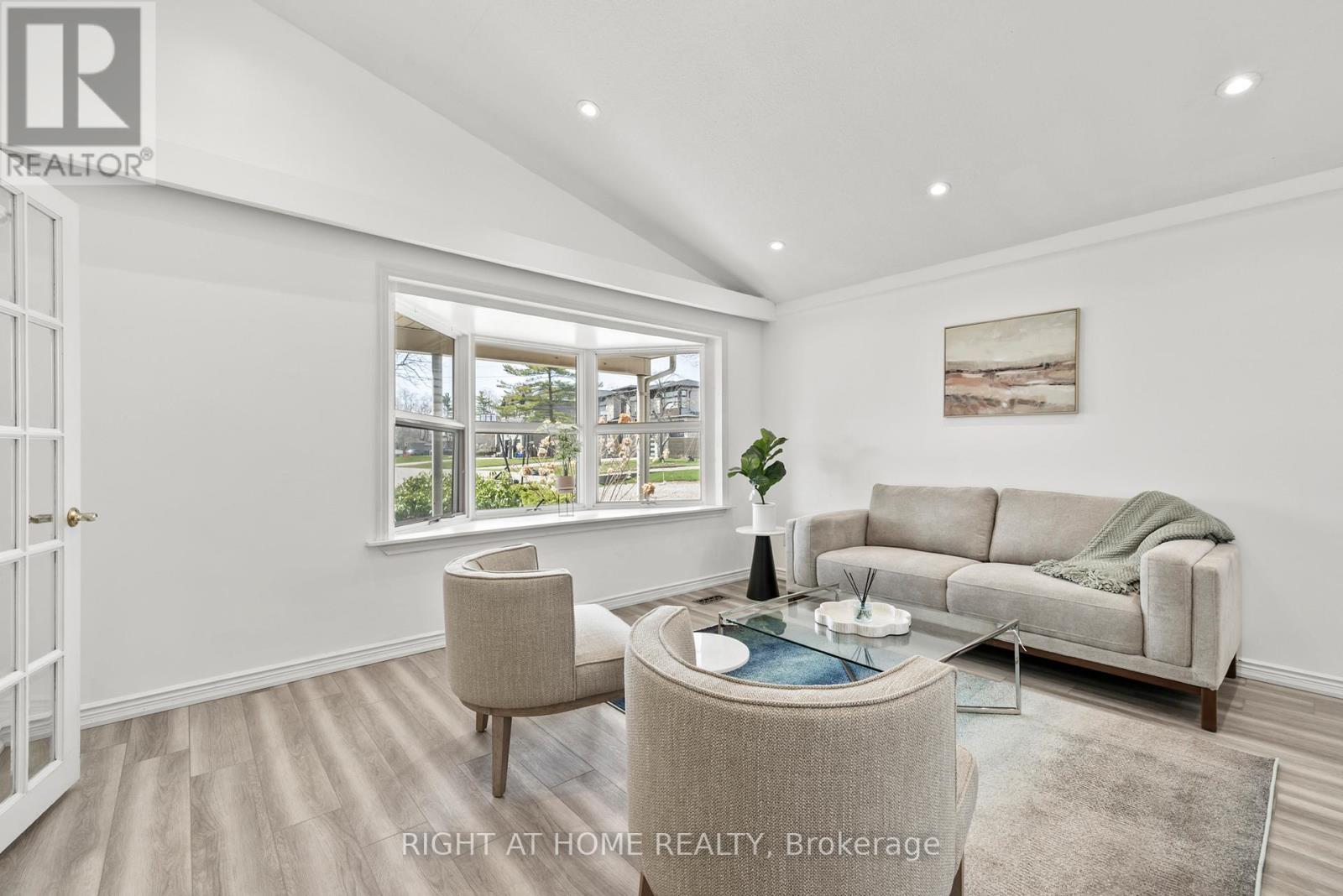 












600 WEYNWAY COURT

,
Oakville (WO West),




Ontario
L6L4G7

