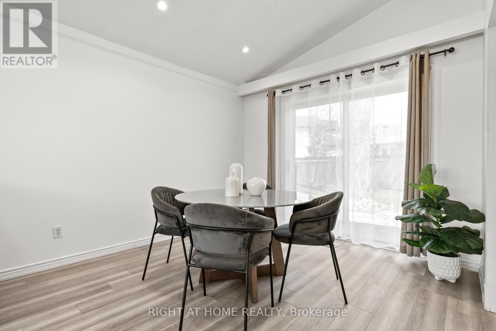 












600 WEYNWAY COURT

,
Oakville (WO West),




Ontario
L6L4G7

