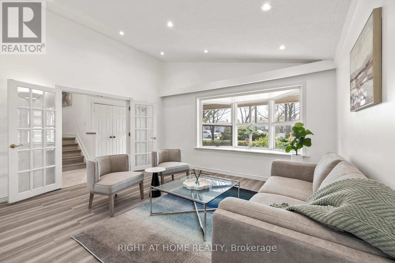 












600 WEYNWAY COURT

,
Oakville (WO West),




Ontario
L6L4G7

