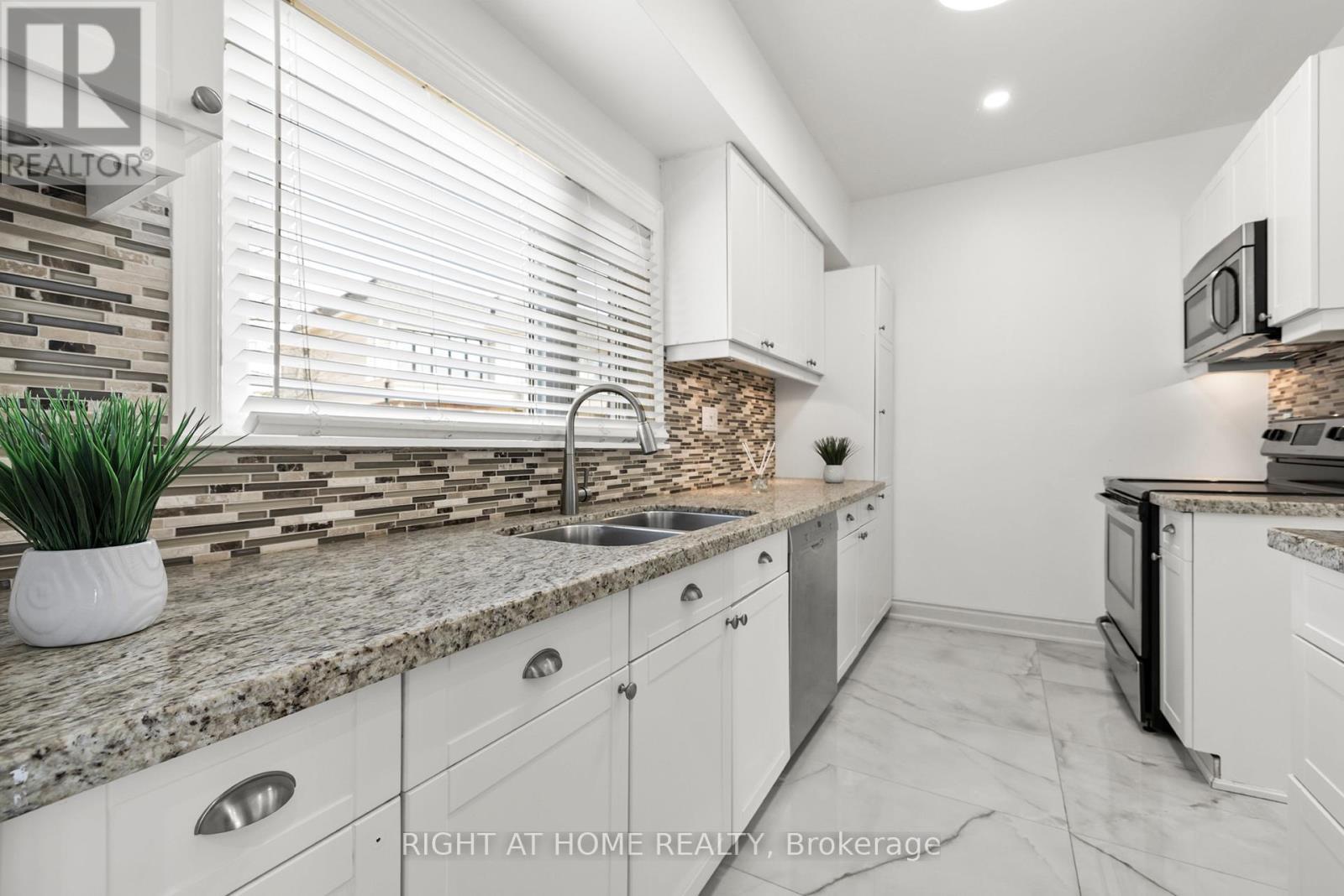 












600 WEYNWAY COURT

,
Oakville (WO West),




Ontario
L6L4G7

