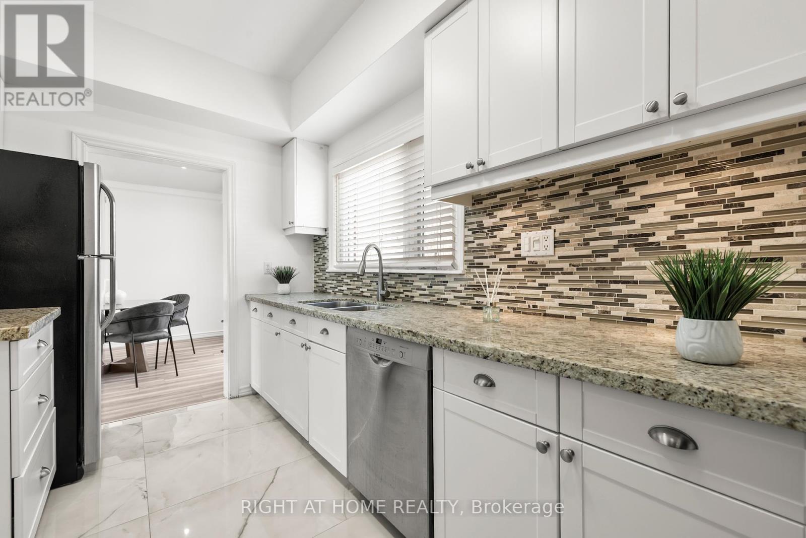 












600 WEYNWAY COURT

,
Oakville (WO West),




Ontario
L6L4G7


