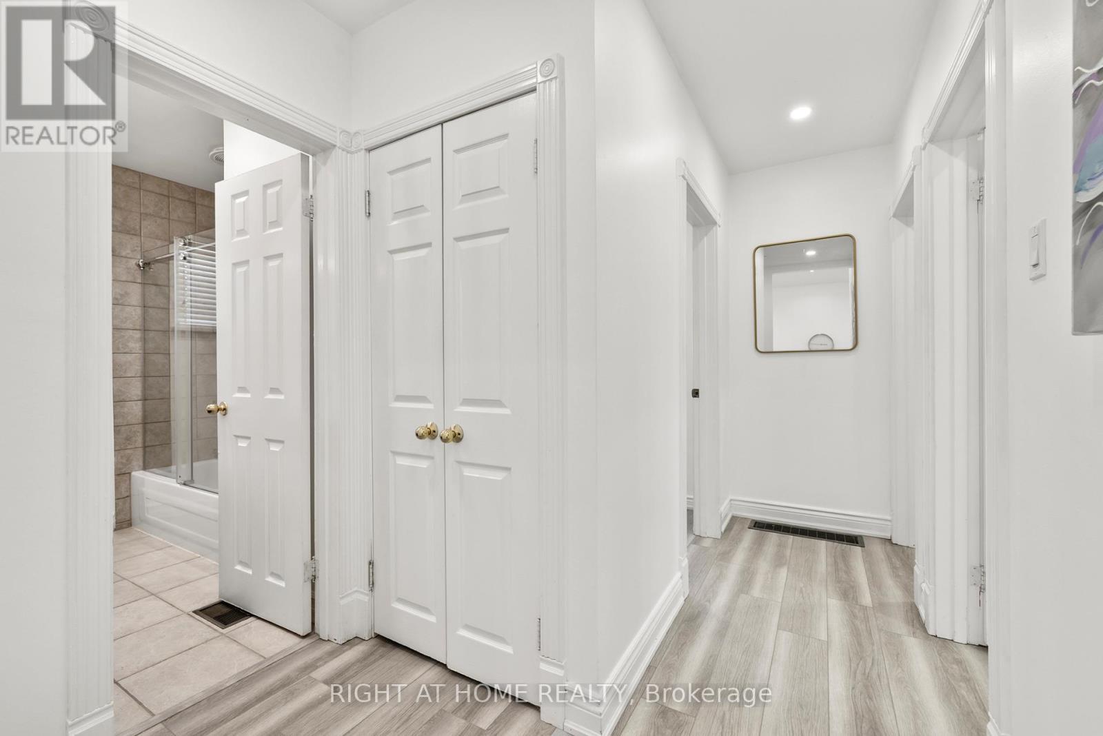 












600 WEYNWAY COURT

,
Oakville (WO West),




Ontario
L6L4G7

