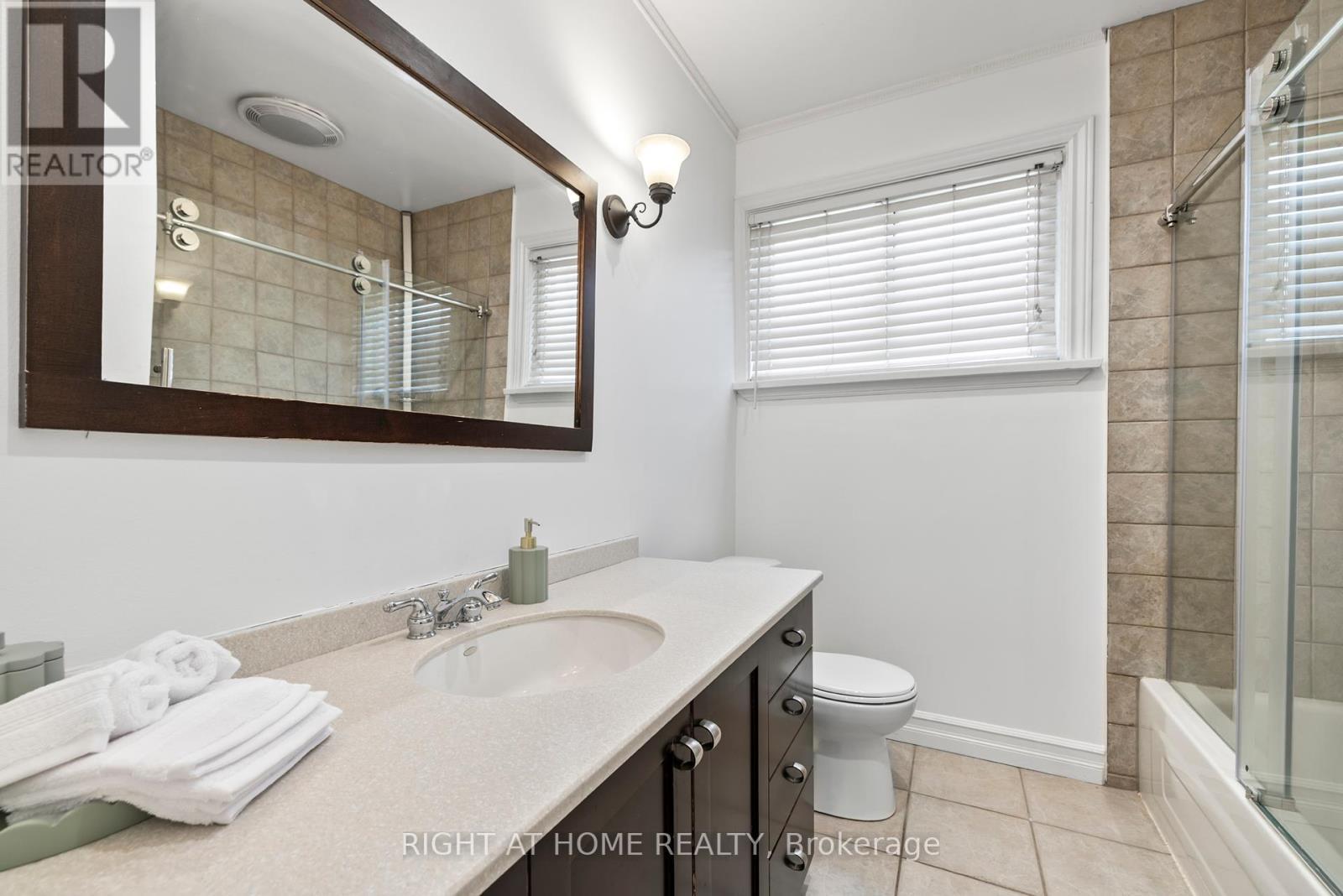 












600 WEYNWAY COURT

,
Oakville (WO West),




Ontario
L6L4G7

