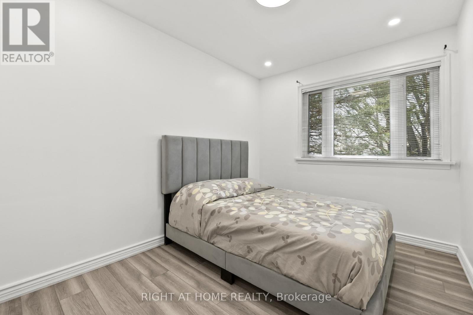 












600 WEYNWAY COURT

,
Oakville (WO West),




Ontario
L6L4G7

