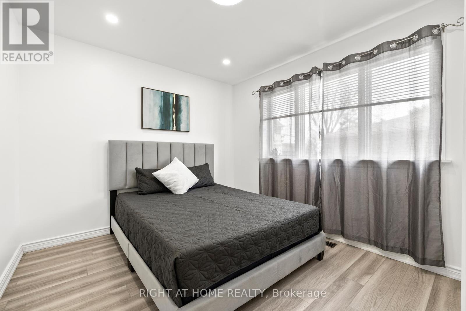 












600 WEYNWAY COURT

,
Oakville (WO West),




Ontario
L6L4G7

