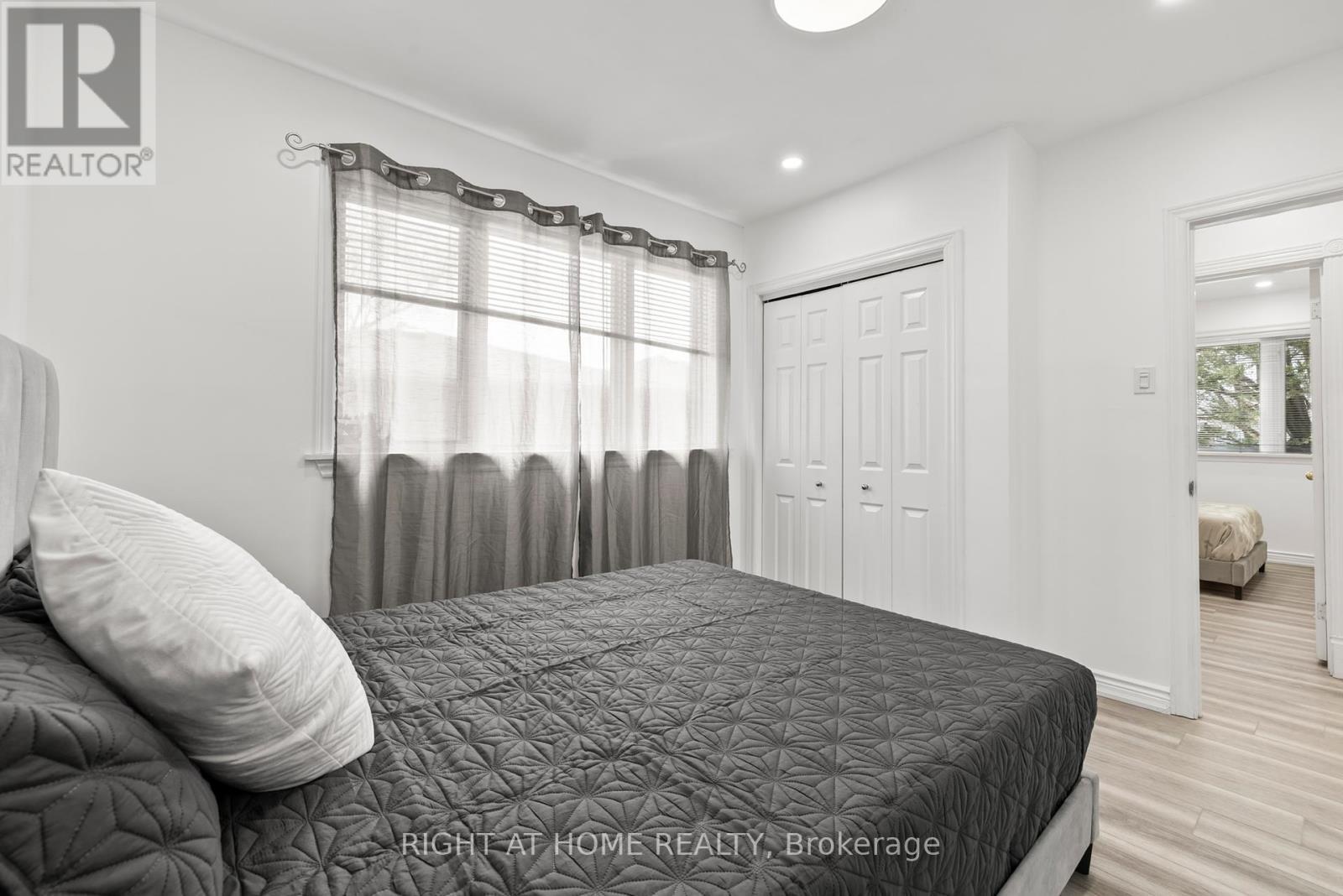 












600 WEYNWAY COURT

,
Oakville (WO West),




Ontario
L6L4G7

