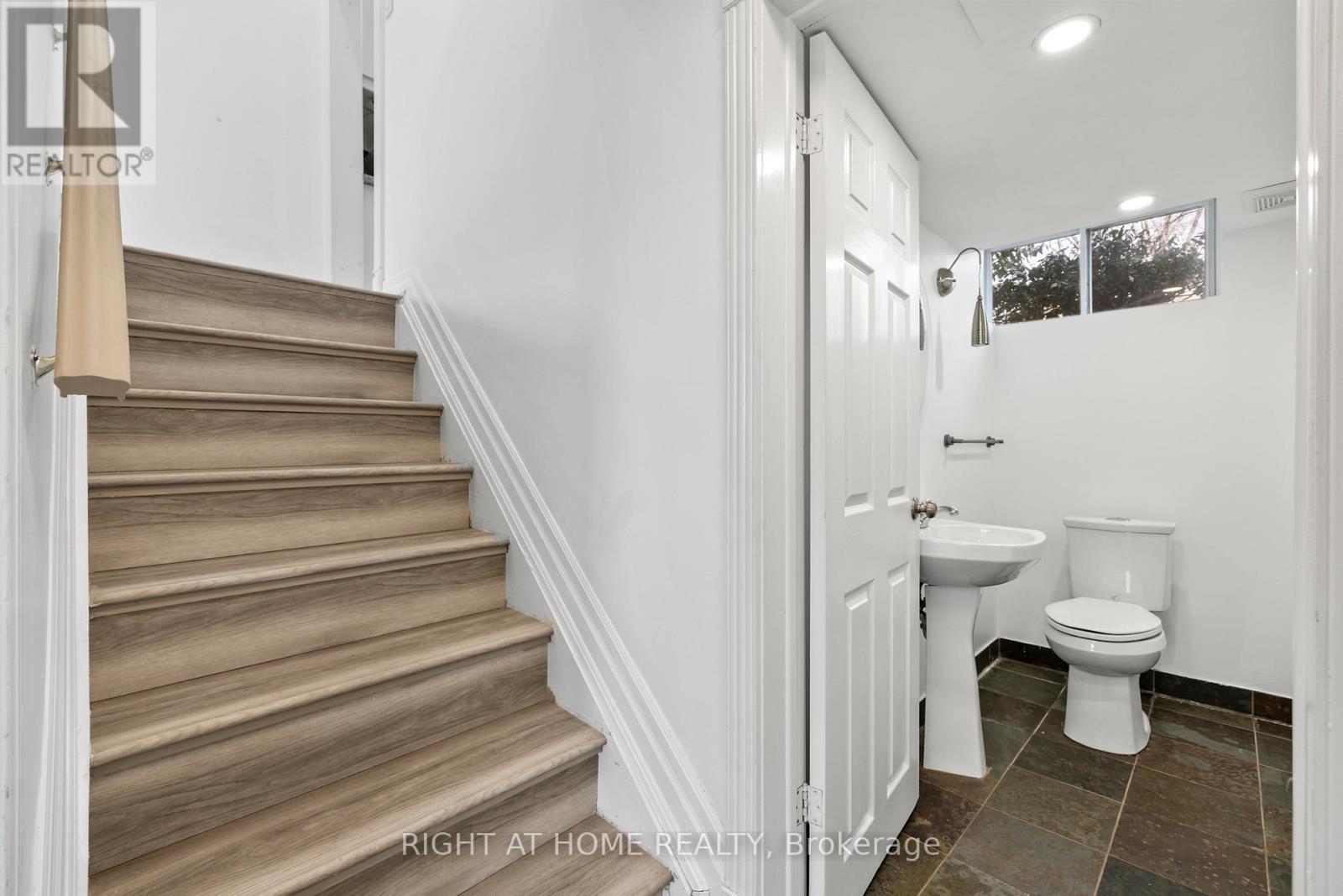 












600 WEYNWAY COURT

,
Oakville (WO West),




Ontario
L6L4G7

