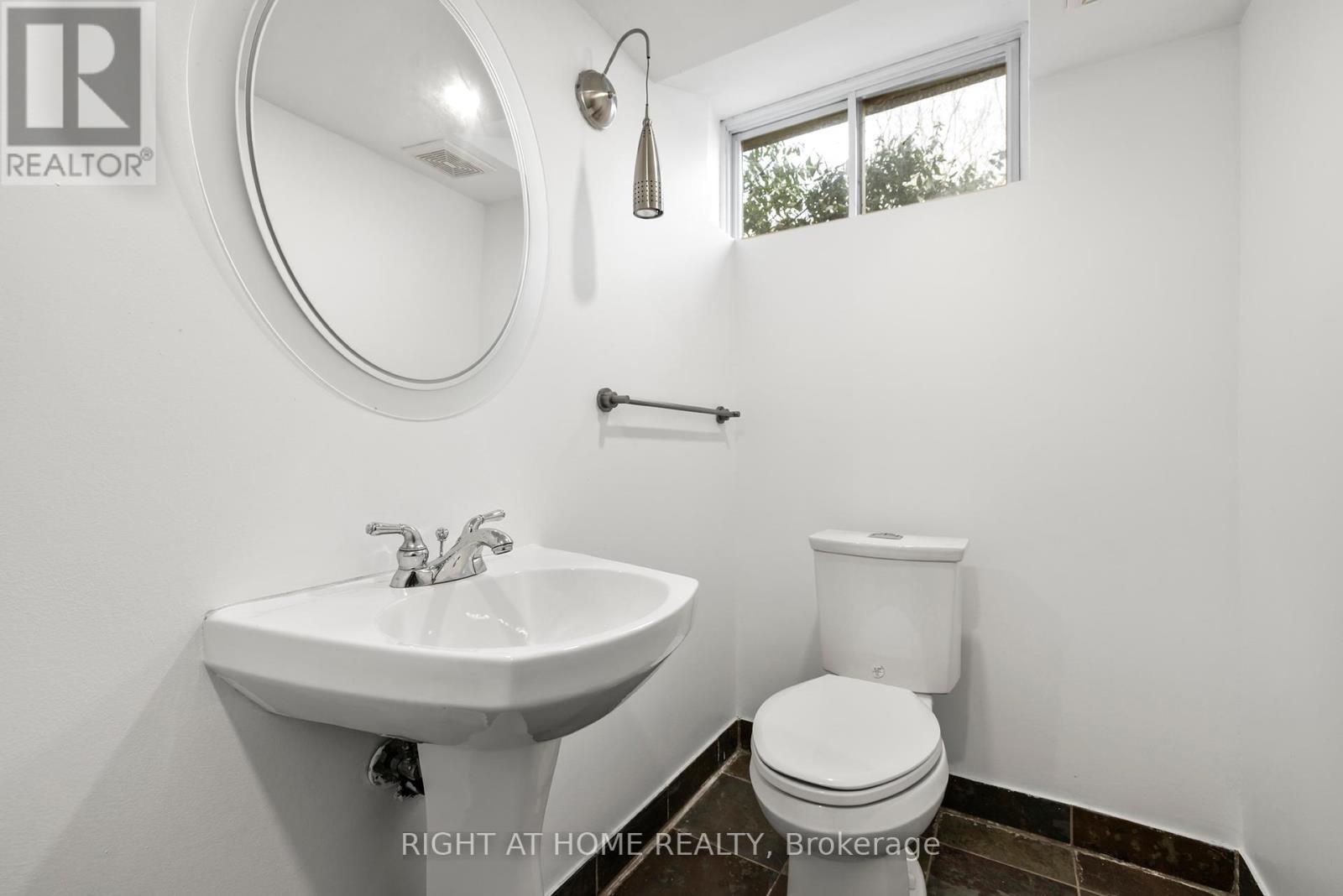 












600 WEYNWAY COURT

,
Oakville (WO West),




Ontario
L6L4G7

