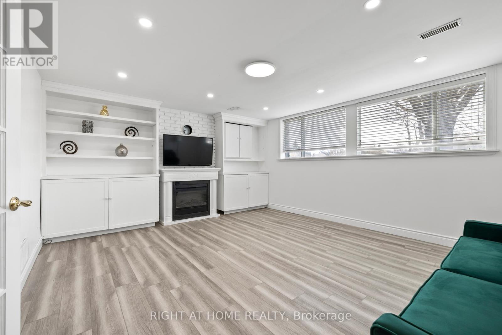 












600 WEYNWAY COURT

,
Oakville (WO West),




Ontario
L6L4G7

