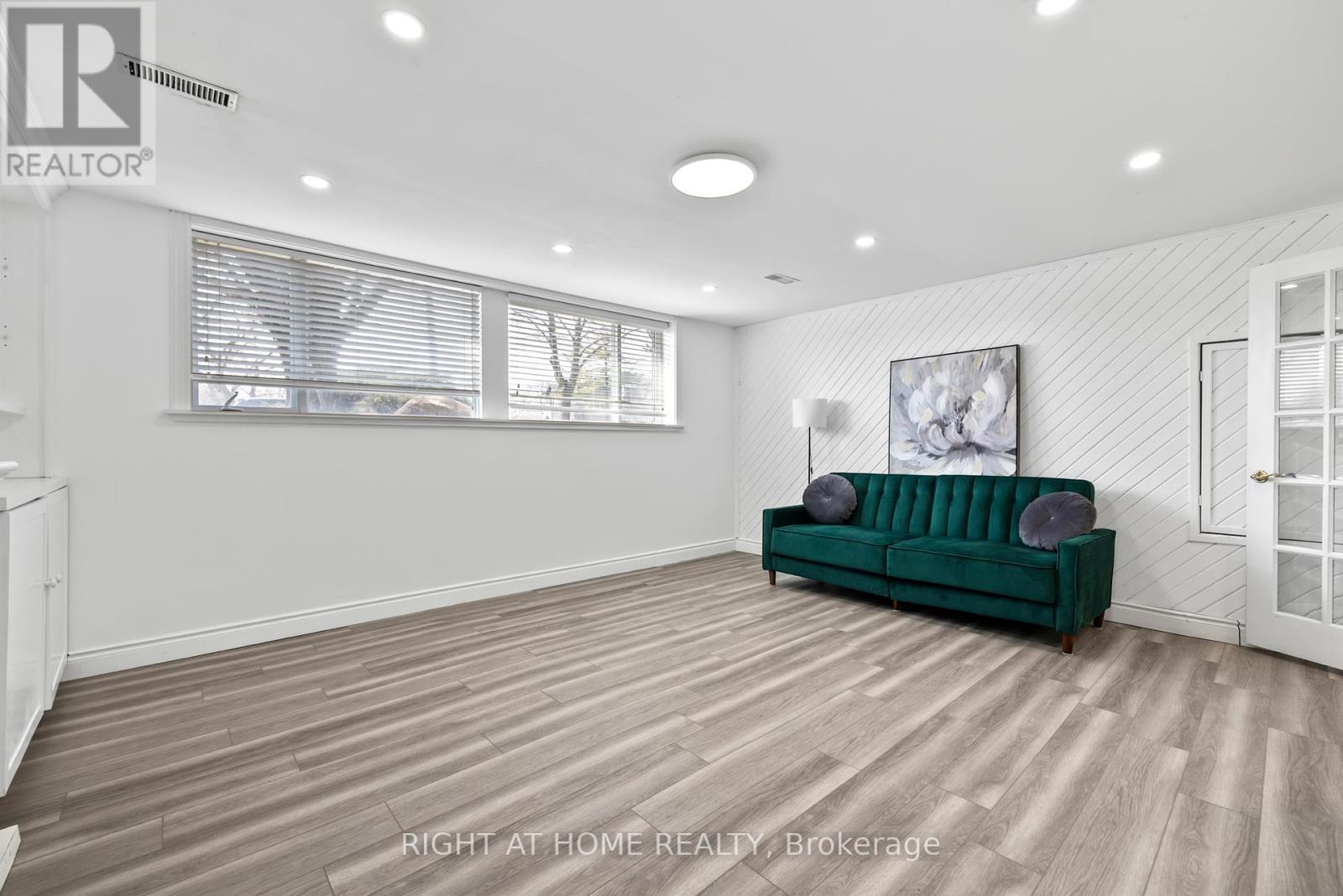 












600 WEYNWAY COURT

,
Oakville (WO West),




Ontario
L6L4G7

