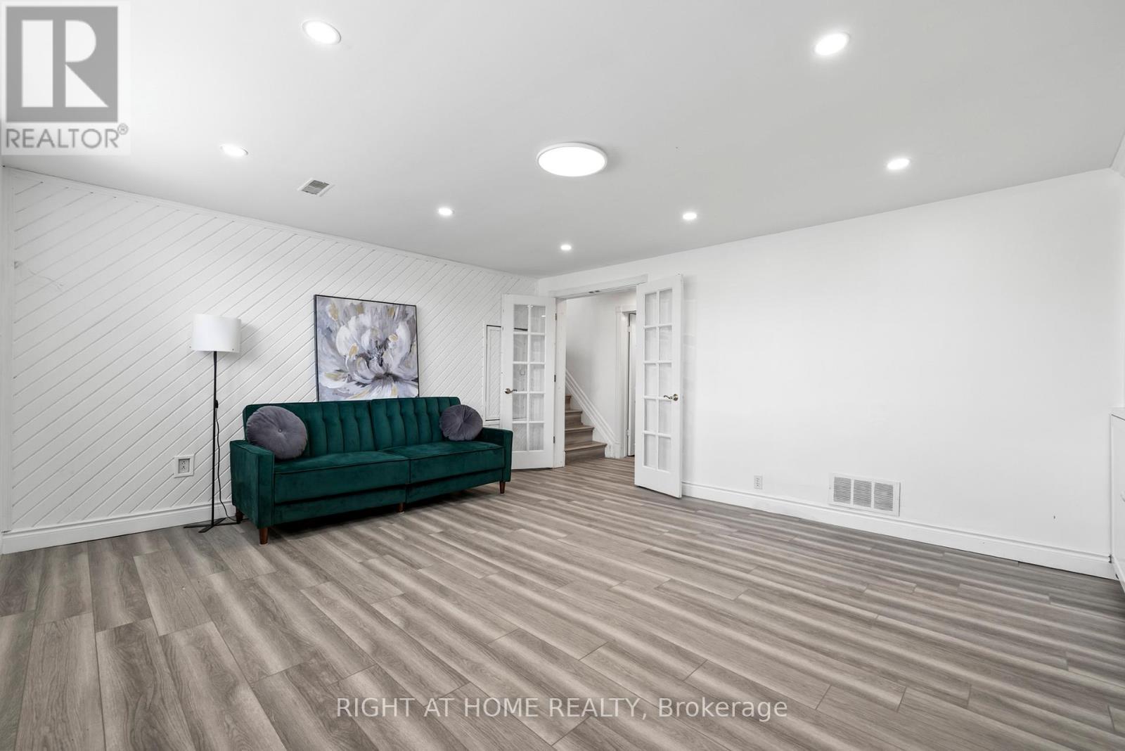 












600 WEYNWAY COURT

,
Oakville (WO West),




Ontario
L6L4G7

