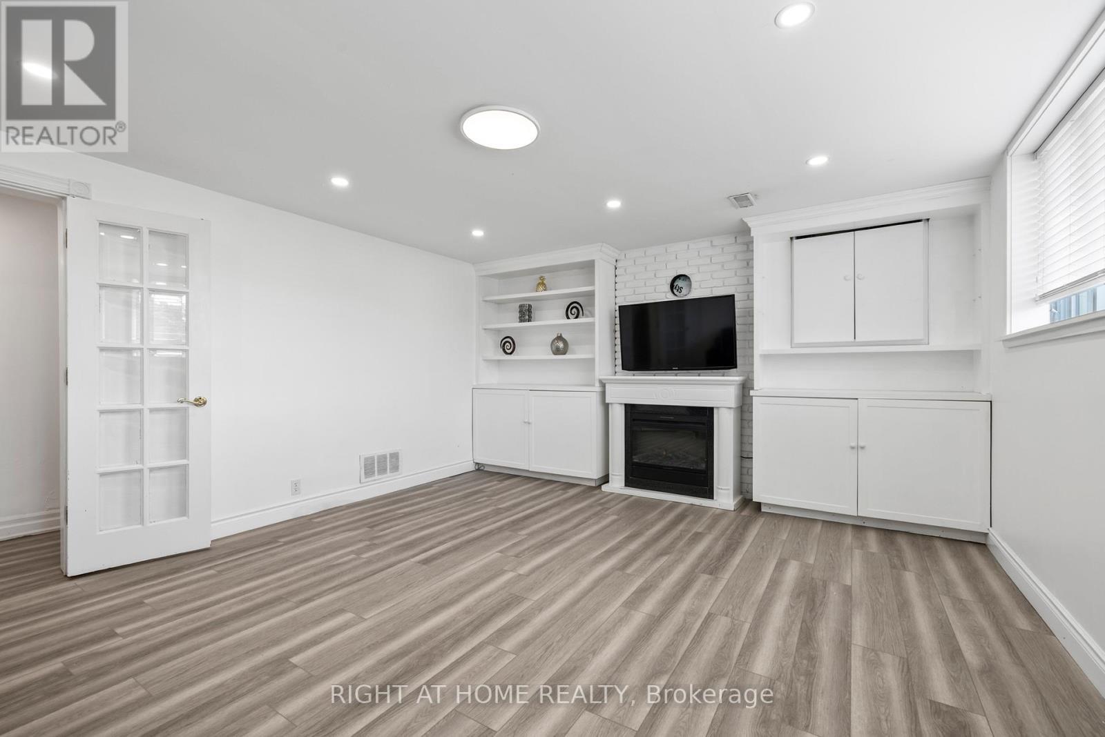 












600 WEYNWAY COURT

,
Oakville (WO West),




Ontario
L6L4G7

