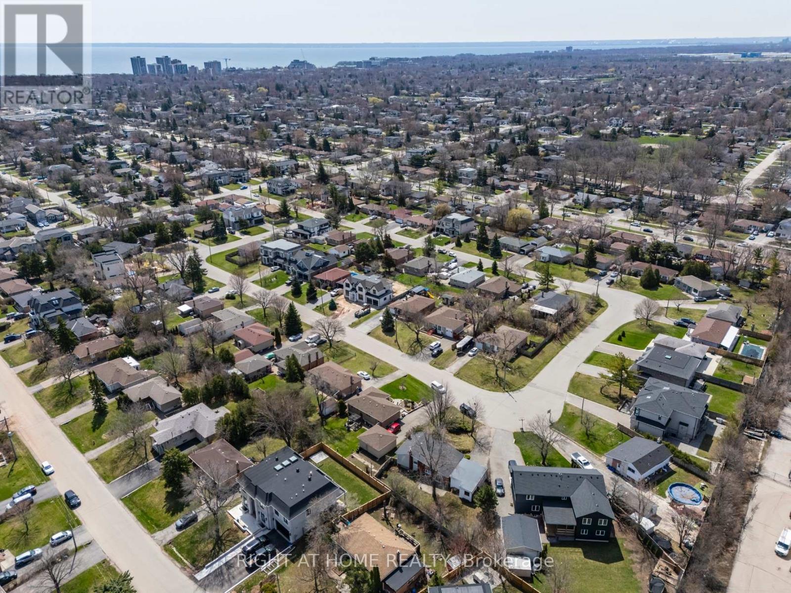 












600 WEYNWAY COURT

,
Oakville (WO West),




Ontario
L6L4G7

