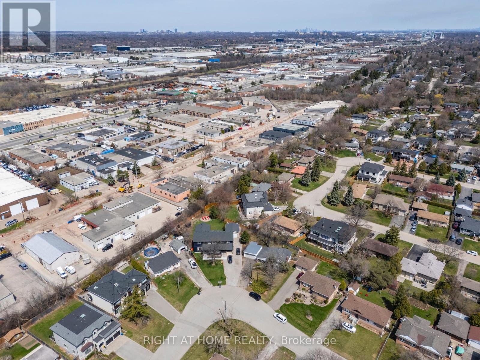 












600 WEYNWAY COURT

,
Oakville (WO West),




Ontario
L6L4G7

