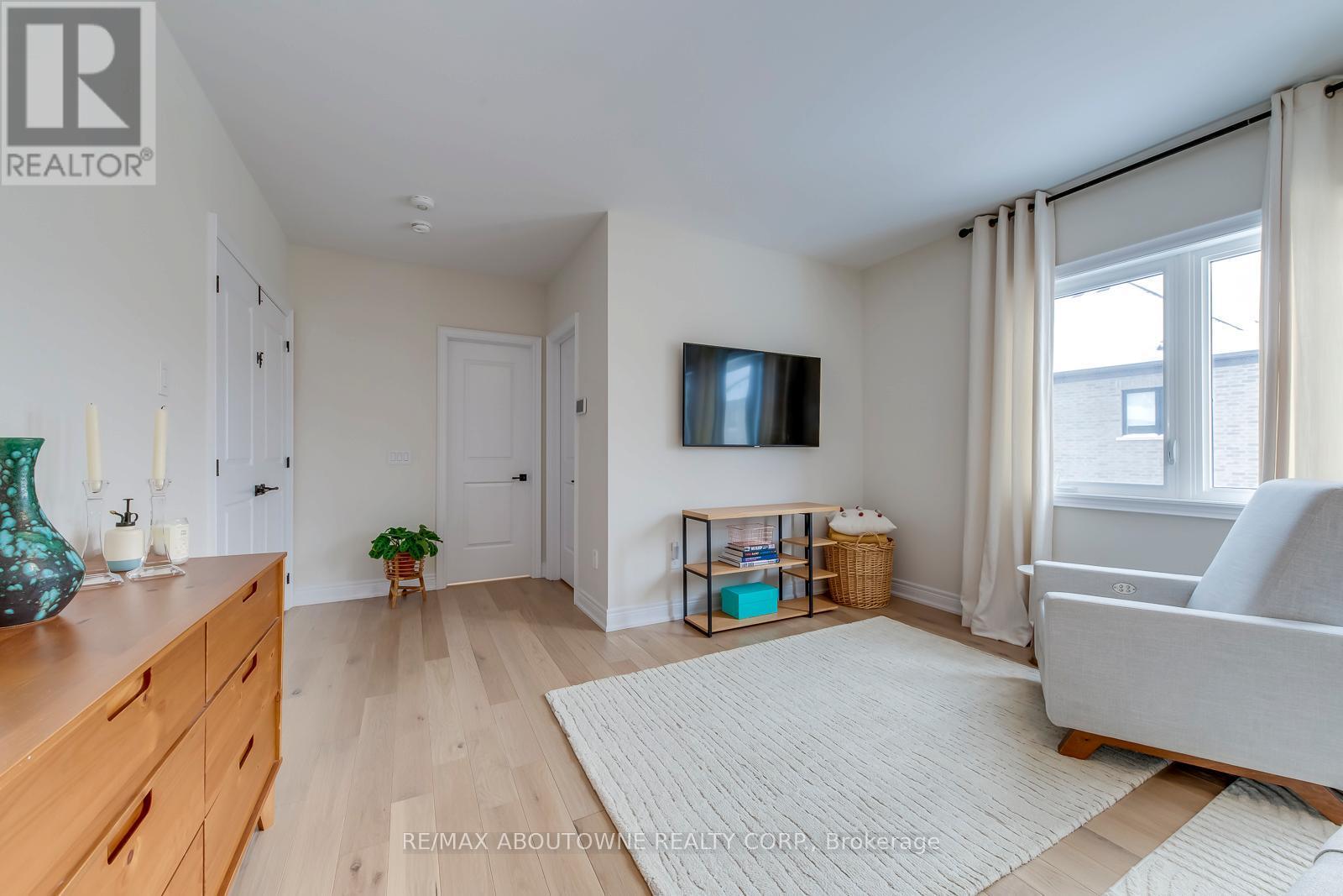 












1378 QUEENS PLATE ROAD

,
Oakville (GA Glen Abbey),




Ontario
L6M5L4

