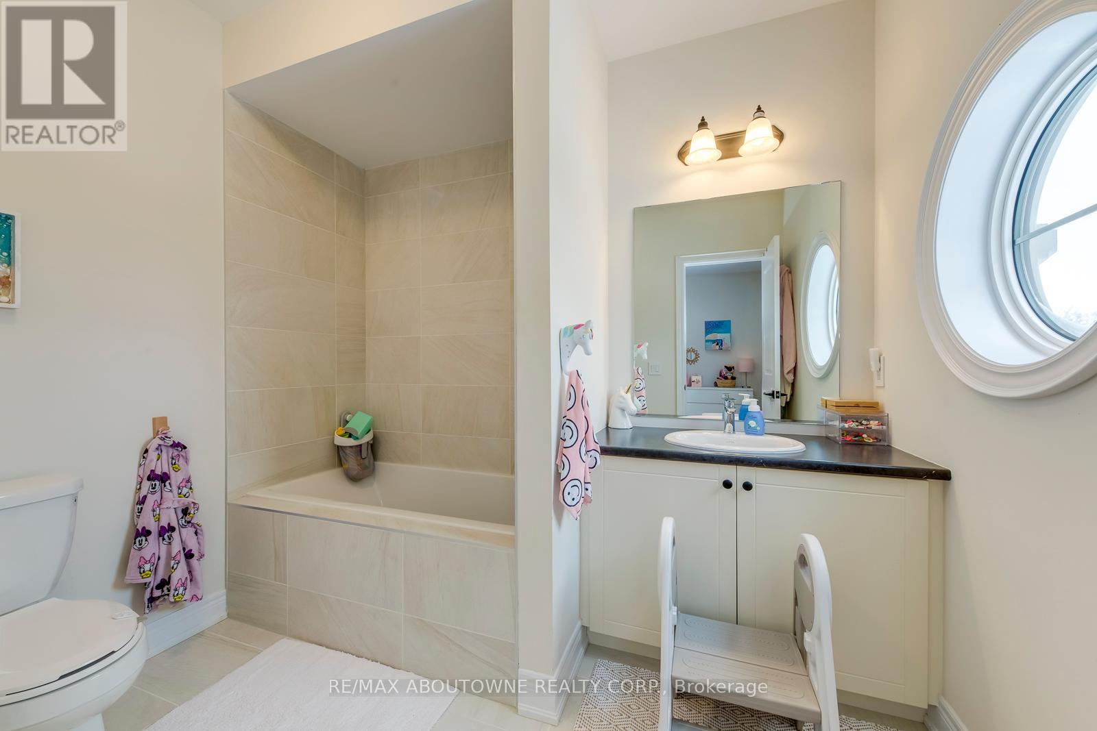 












1378 QUEENS PLATE ROAD

,
Oakville (GA Glen Abbey),




Ontario
L6M5L4


