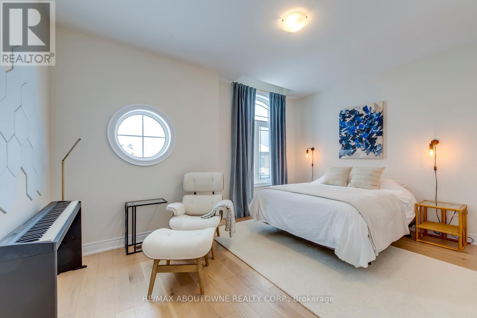 












1378 QUEENS PLATE ROAD

,
Oakville (GA Glen Abbey),




Ontario
L6M5L4

