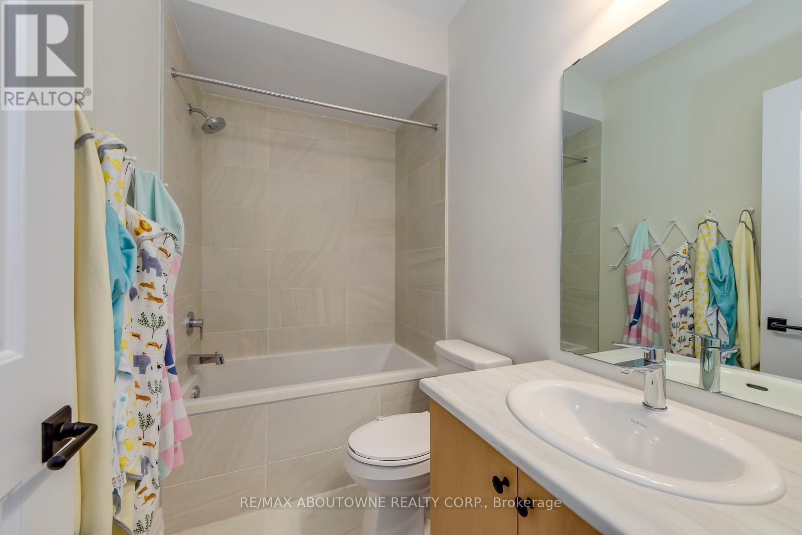 












1378 QUEENS PLATE ROAD

,
Oakville (GA Glen Abbey),




Ontario
L6M5L4

