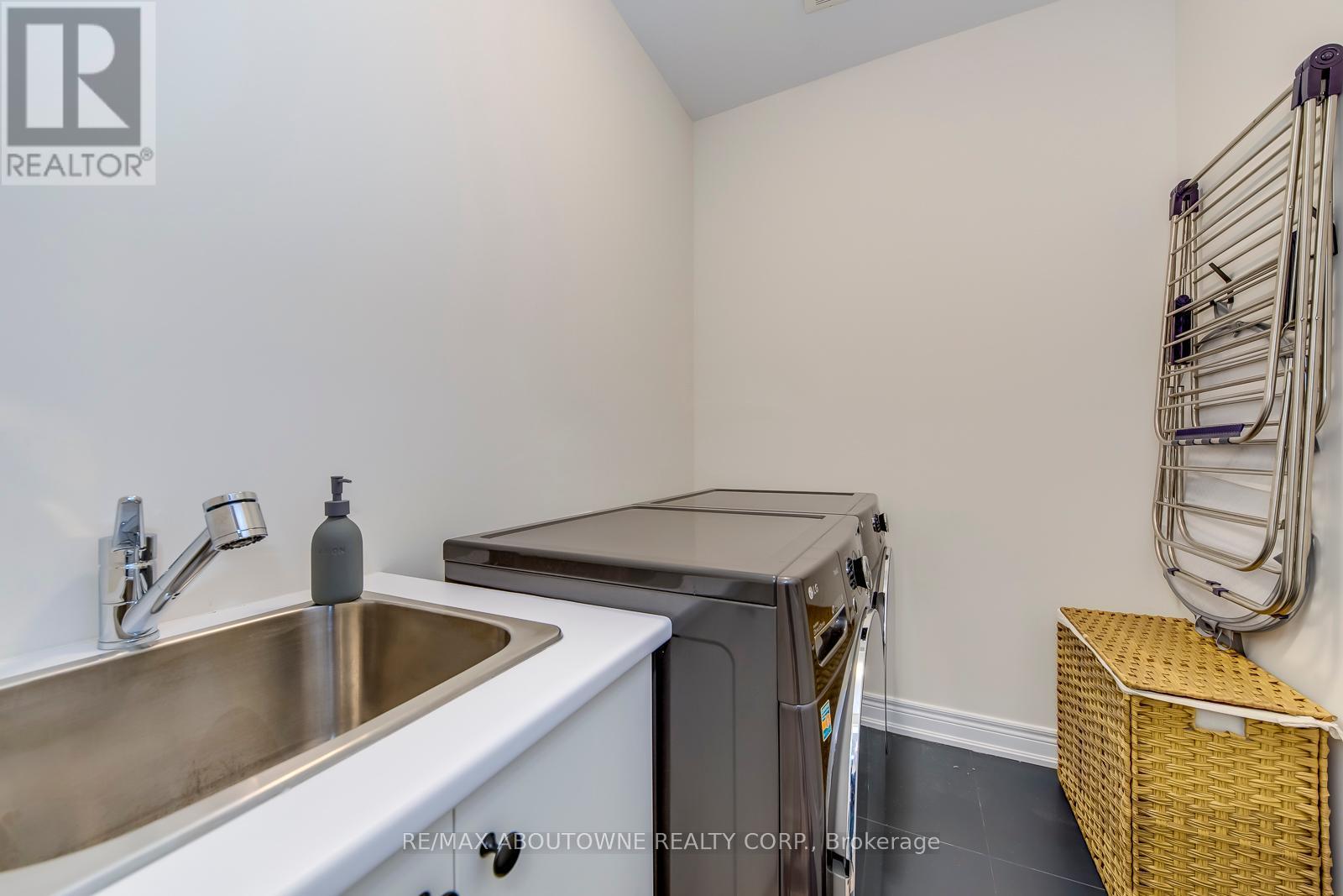 












1378 QUEENS PLATE ROAD

,
Oakville (GA Glen Abbey),




Ontario
L6M5L4

