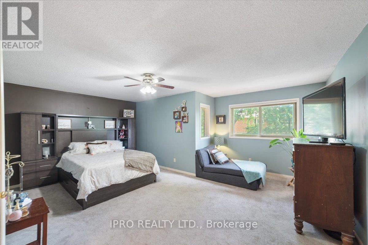 












77 LORD SIMCOE DRIVE

,
Brampton (Westgate),




Ontario
L6S5H1

