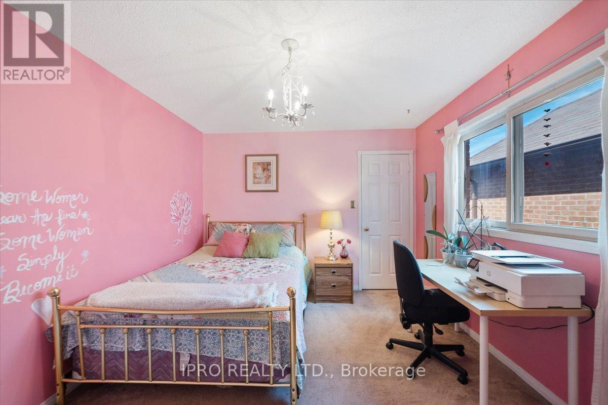 












77 LORD SIMCOE DRIVE

,
Brampton (Westgate),




Ontario
L6S5H1

