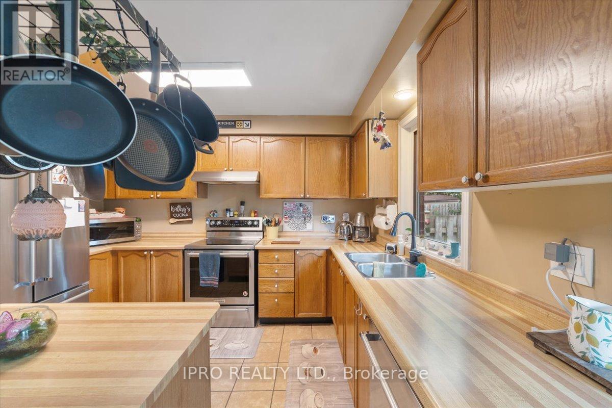 












77 LORD SIMCOE DRIVE

,
Brampton (Westgate),




Ontario
L6S5H1

