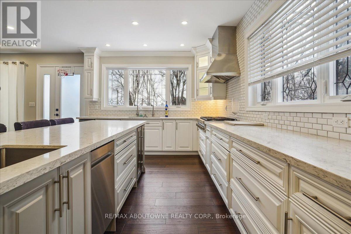 












332 SHOREVIEW ROAD

,
Burlington (LaSalle),




Ontario
L7T2N5

