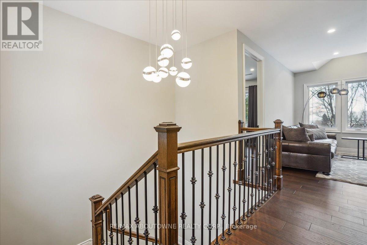 












332 SHOREVIEW ROAD

,
Burlington (LaSalle),




Ontario
L7T2N5

