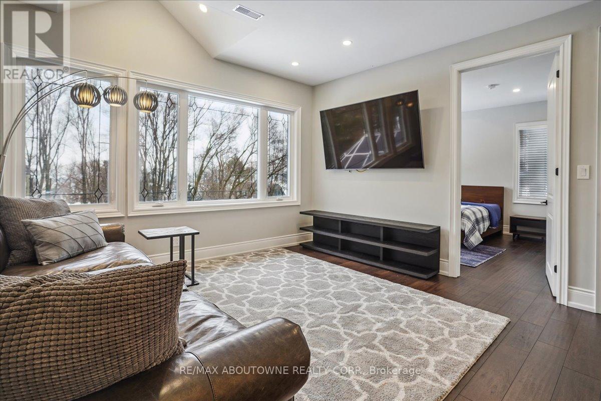 












332 SHOREVIEW ROAD

,
Burlington (LaSalle),




Ontario
L7T2N5

