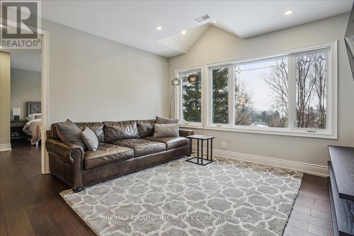












332 SHOREVIEW ROAD

,
Burlington (LaSalle),




Ontario
L7T2N5

