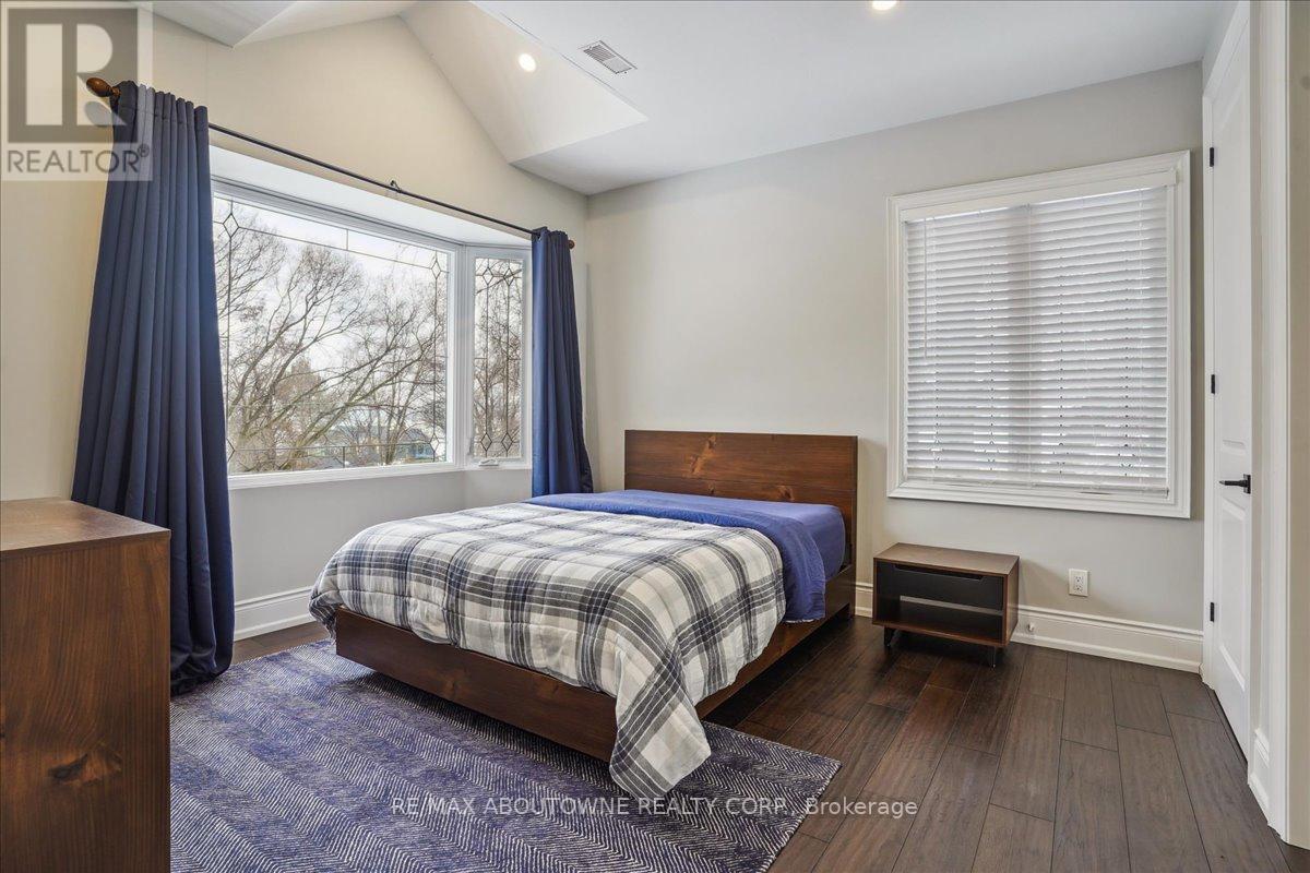 












332 SHOREVIEW ROAD

,
Burlington (LaSalle),




Ontario
L7T2N5

