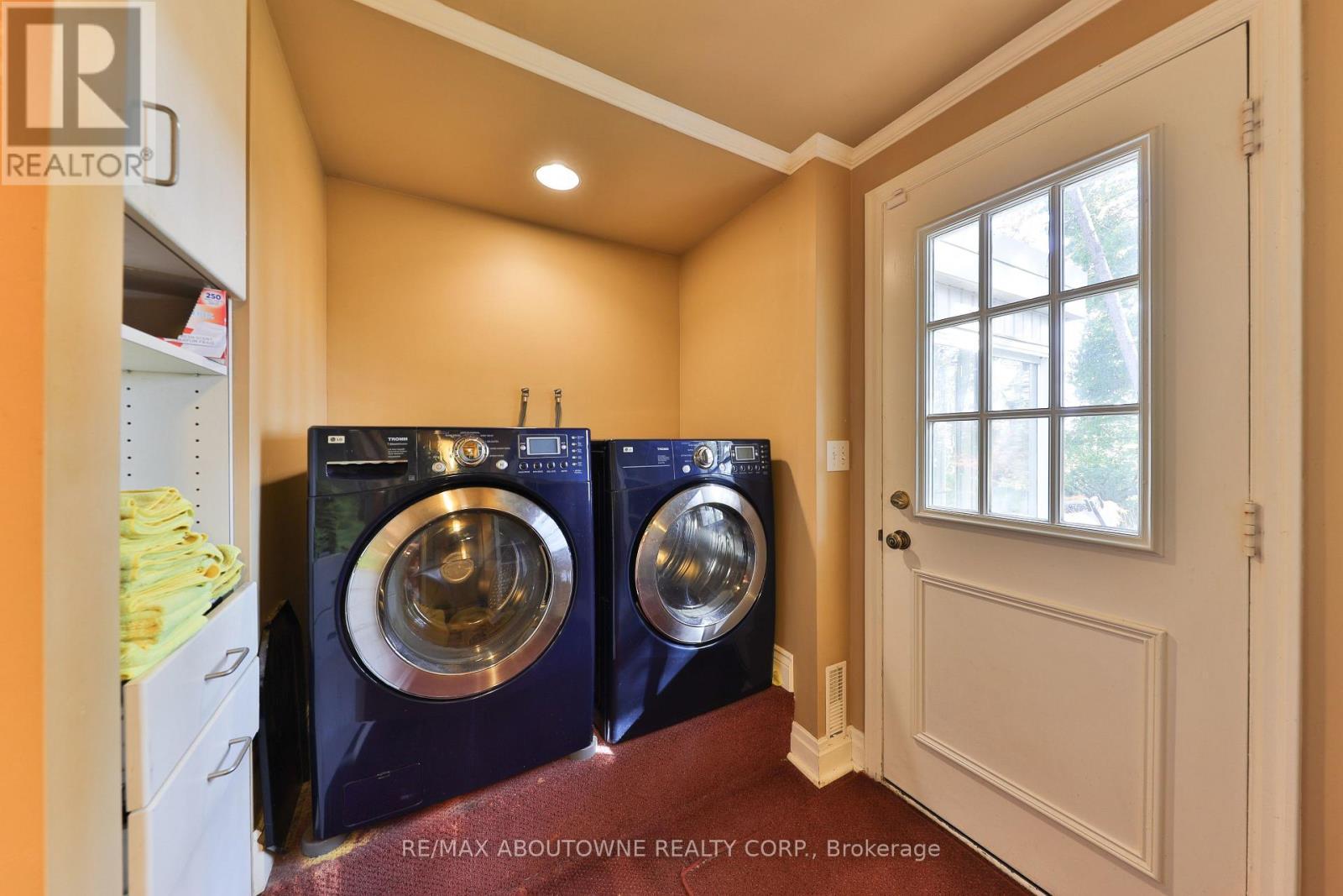 












218 NORTH SHORE BOULEVARD W

,
Burlington (Bayview),




Ontario
L7T1A4

