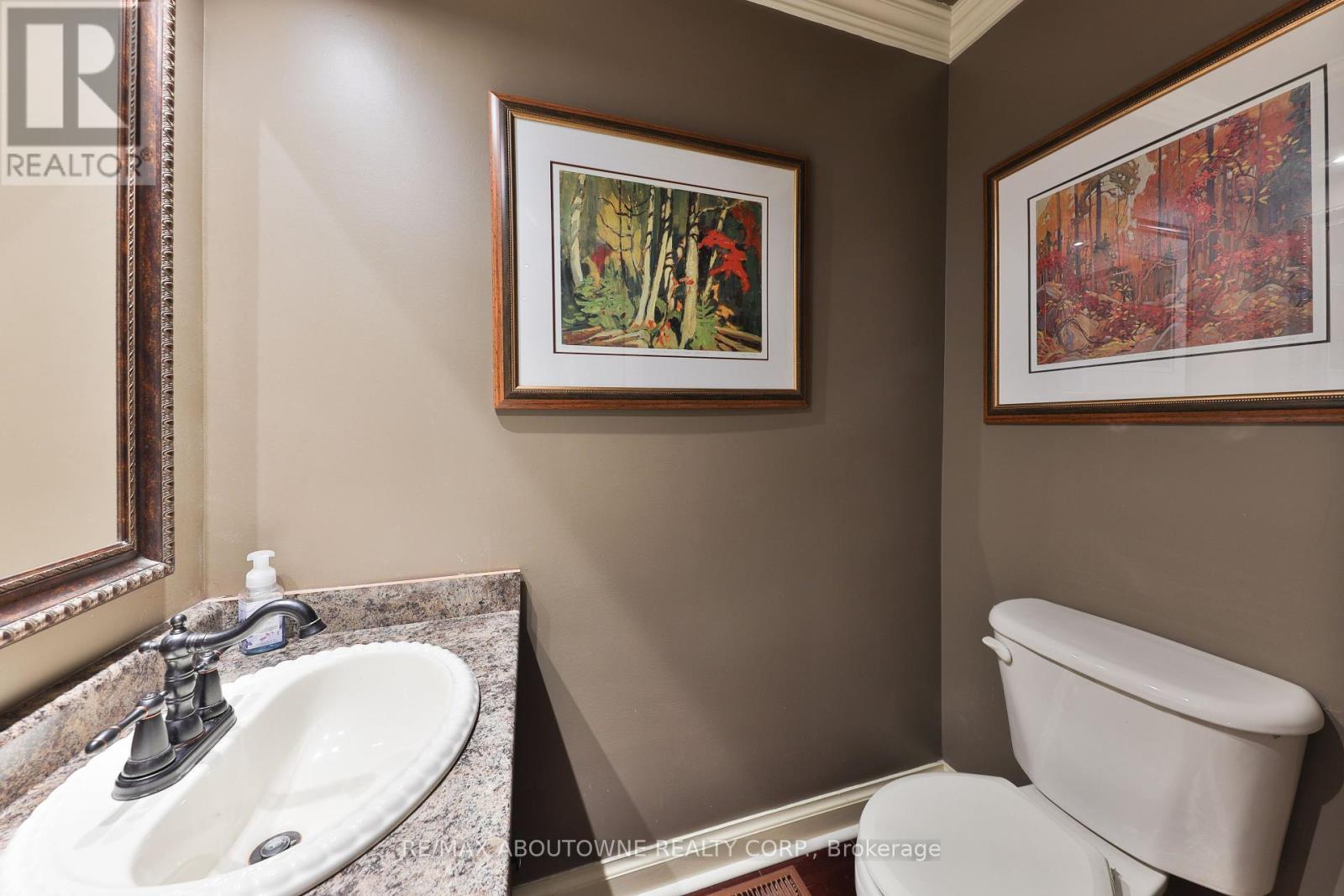 












218 NORTH SHORE BOULEVARD W

,
Burlington (Bayview),




Ontario
L7T1A4

