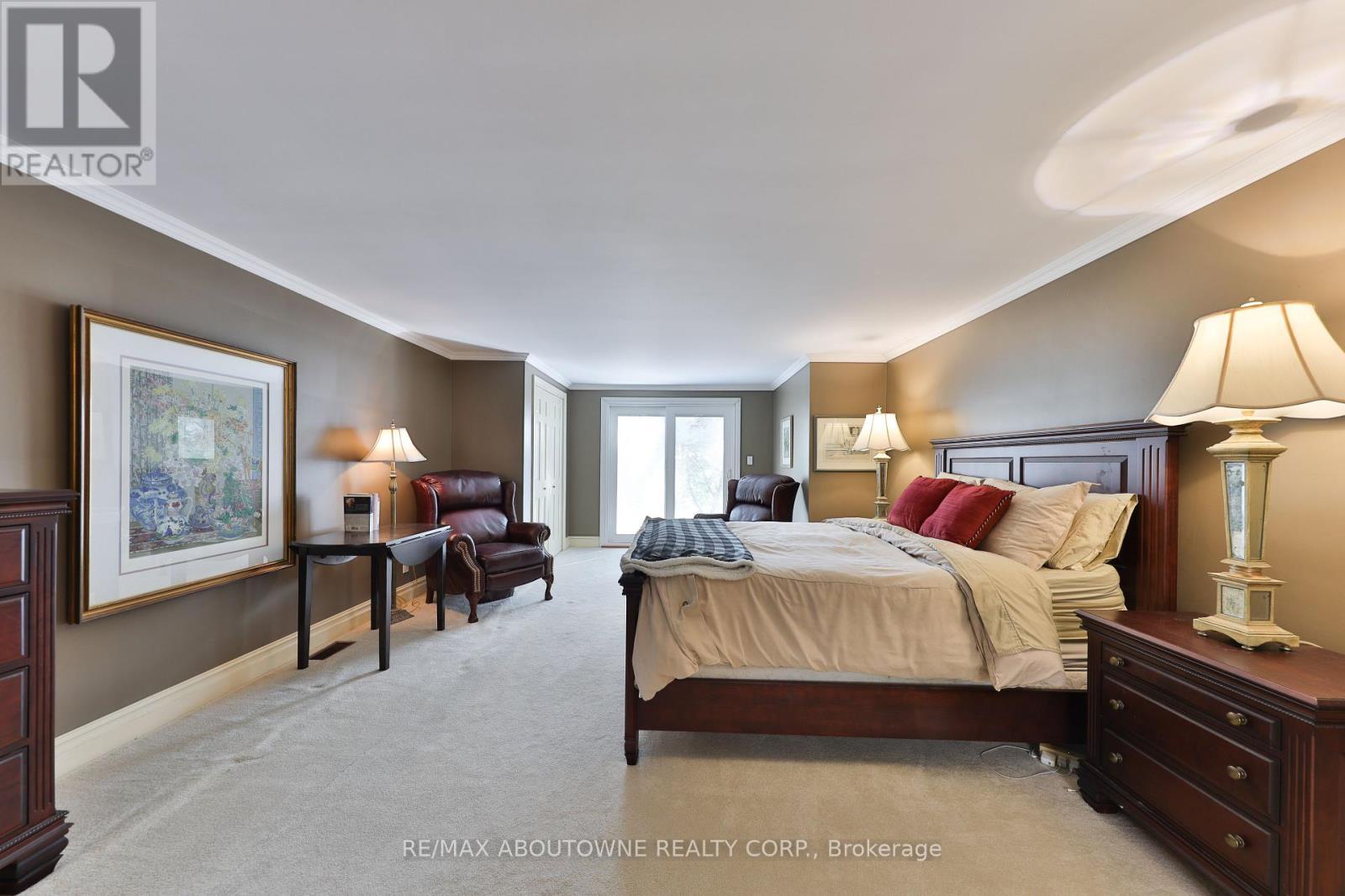 












218 NORTH SHORE BOULEVARD W

,
Burlington (Bayview),




Ontario
L7T1A4

