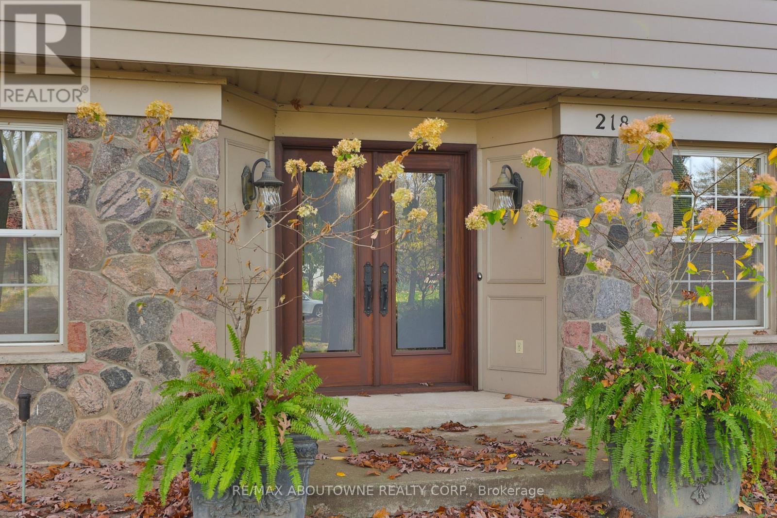 












218 NORTH SHORE BOULEVARD W

,
Burlington (Bayview),




Ontario
L7T1A4

