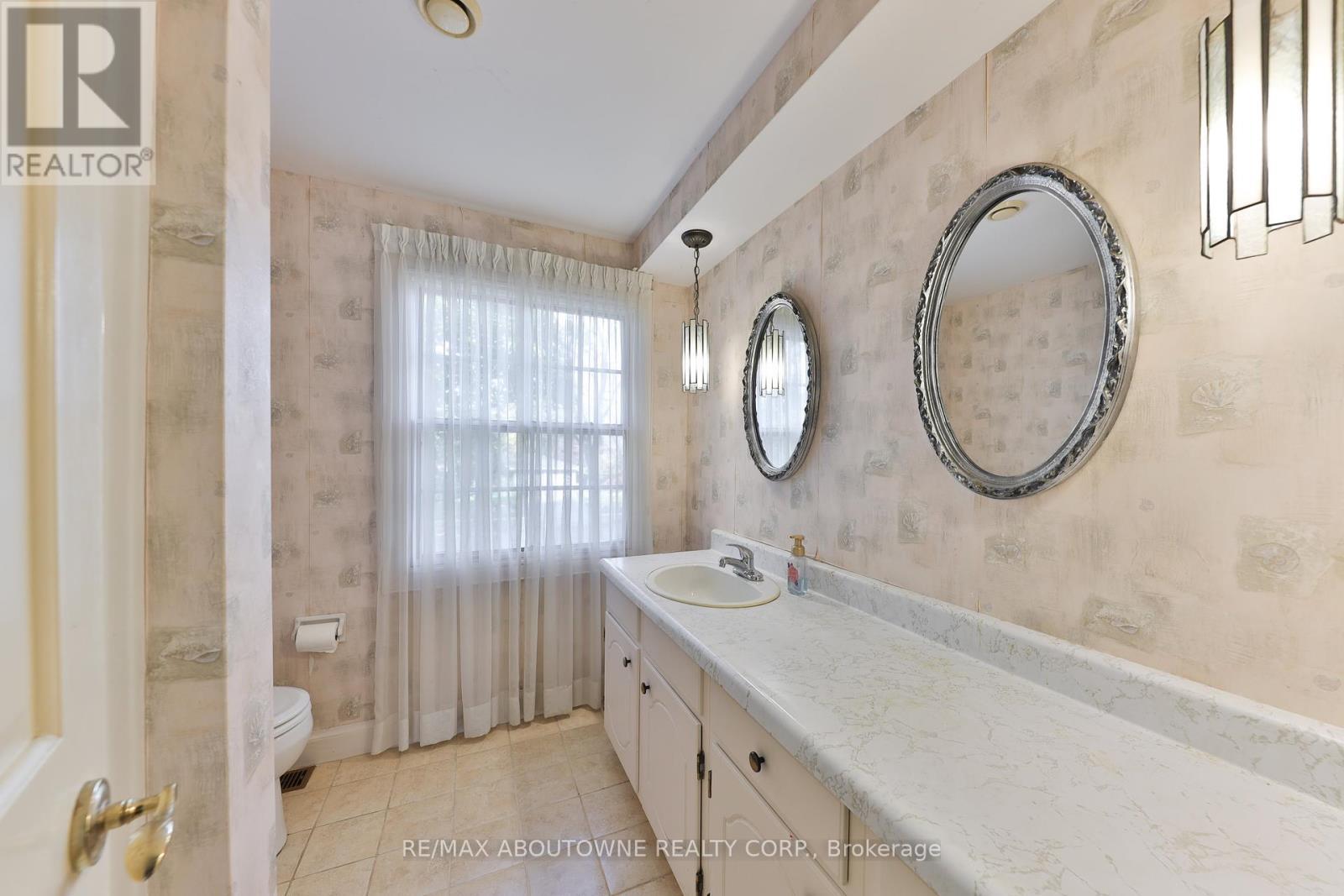 












218 NORTH SHORE BOULEVARD W

,
Burlington (Bayview),




Ontario
L7T1A4

