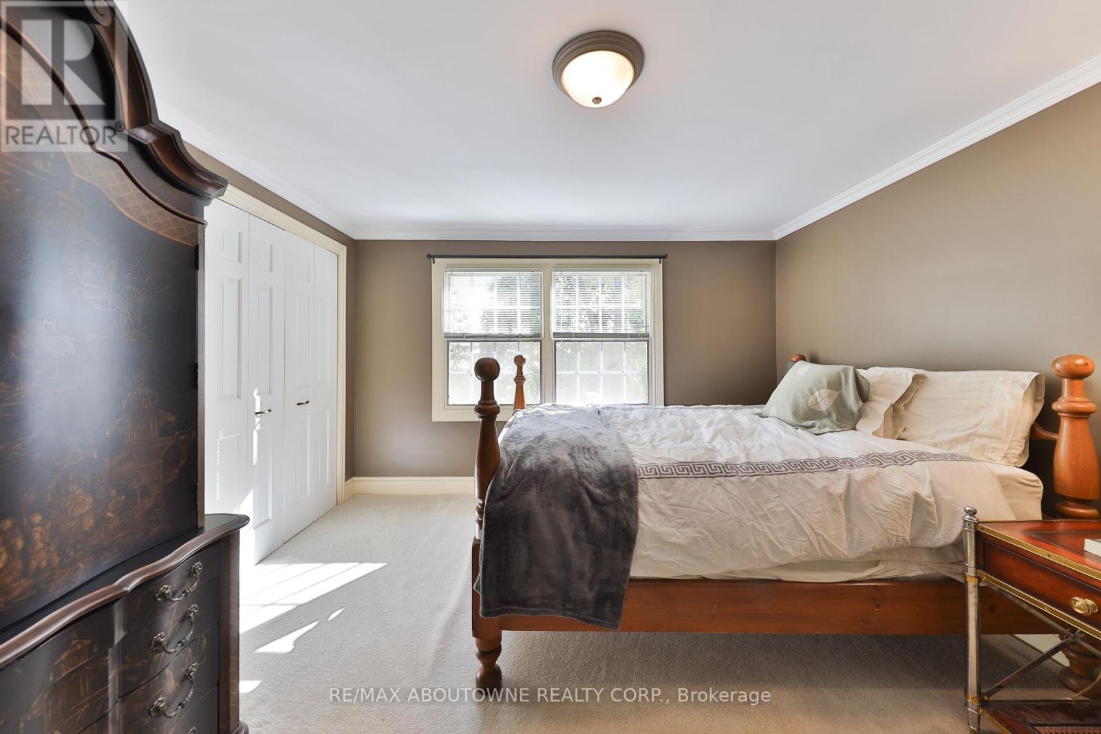 












218 NORTH SHORE BOULEVARD W

,
Burlington (Bayview),




Ontario
L7T1A4

