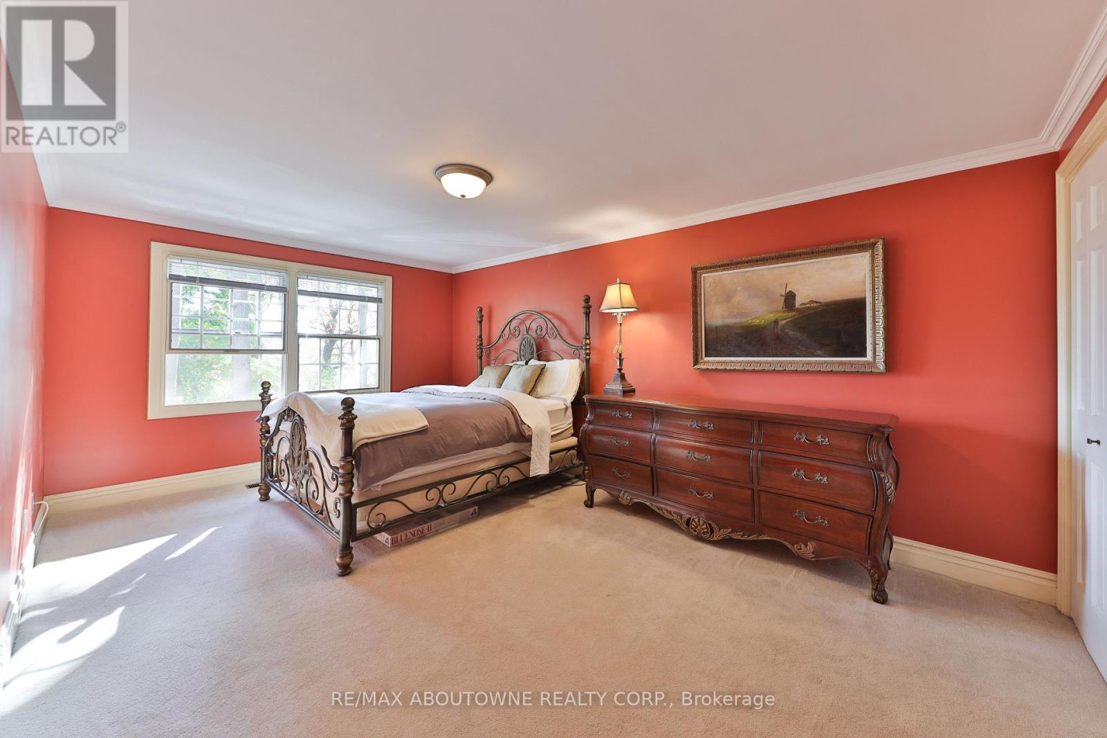 












218 NORTH SHORE BOULEVARD W

,
Burlington (Bayview),




Ontario
L7T1A4

