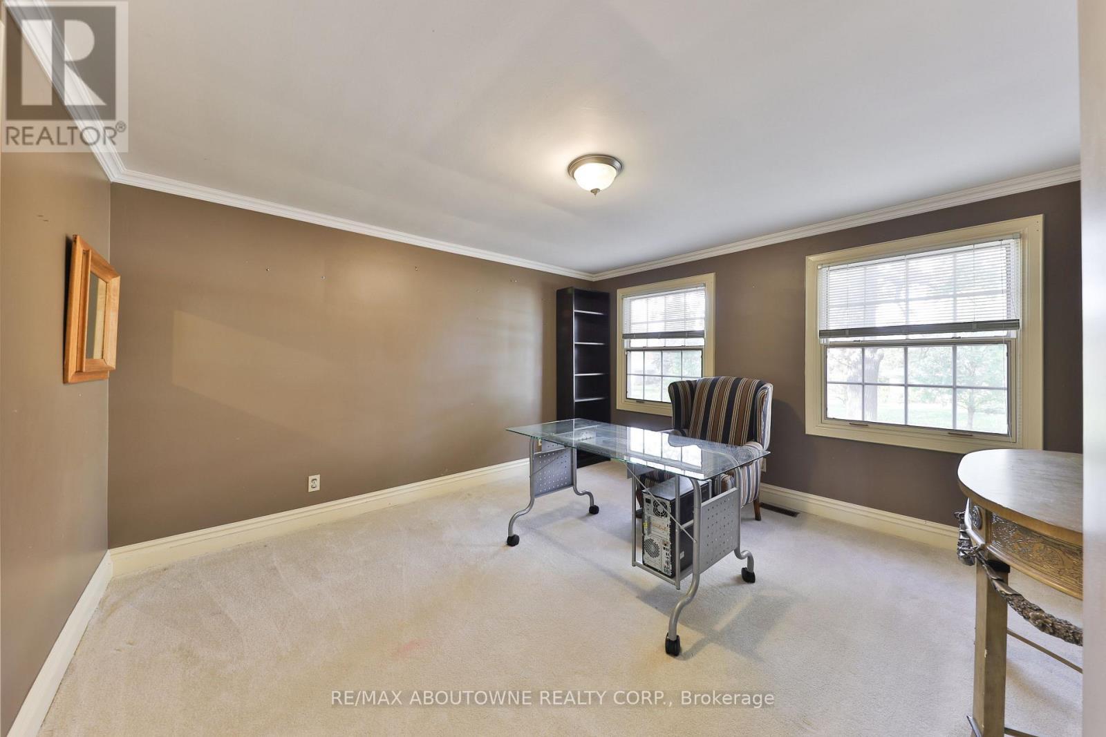 












218 NORTH SHORE BOULEVARD W

,
Burlington (Bayview),




Ontario
L7T1A4

